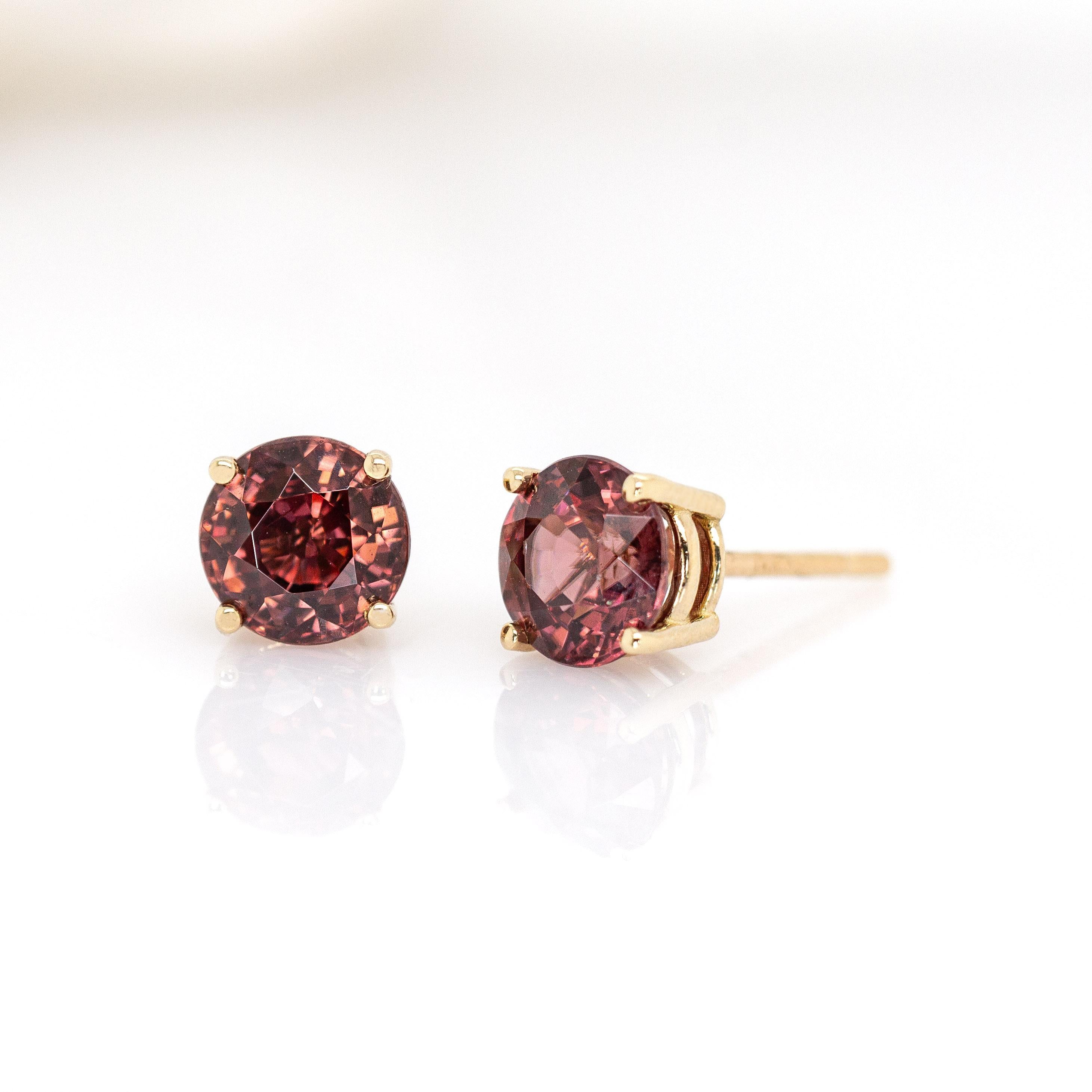 Borchie solitarie con zircone rosso rotondo da 6,5 mm: Oro massiccio 14K, montatura a 4 punte In condizioni Nuovo in vendita a Columbus, OH