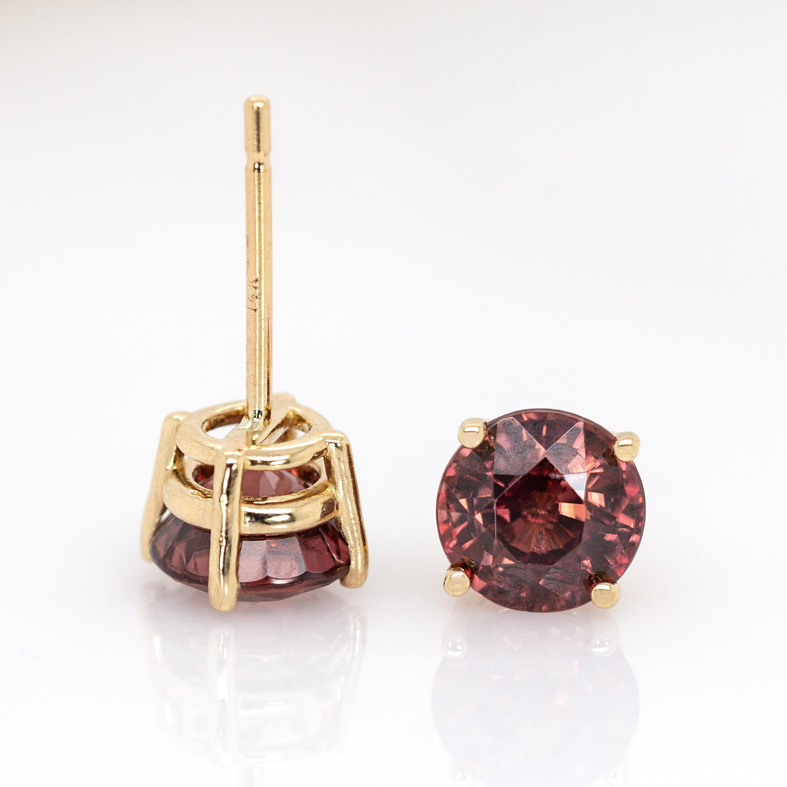 Donna Borchie solitarie con zircone rosso rotondo da 6,5 mm: Oro massiccio 14K, montatura a 4 punte in vendita