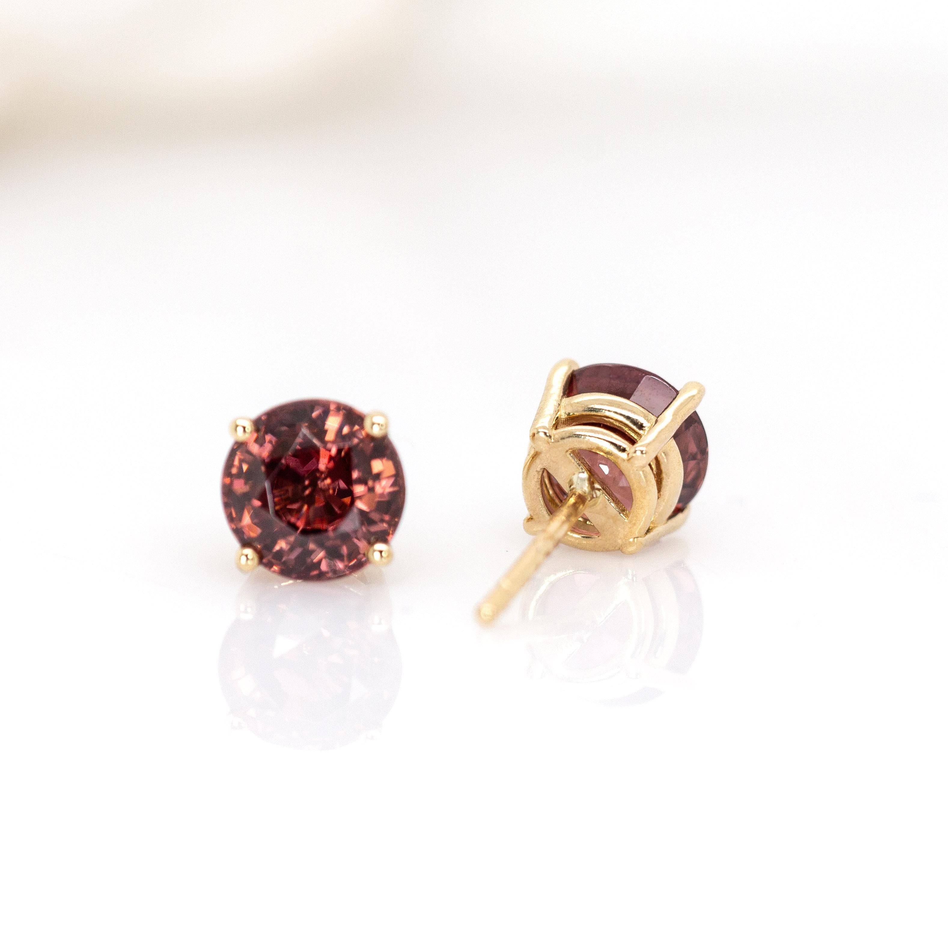 Borchie solitarie con zircone rosso rotondo da 6,5 mm: Oro massiccio 14K, montatura a 4 punte in vendita 1