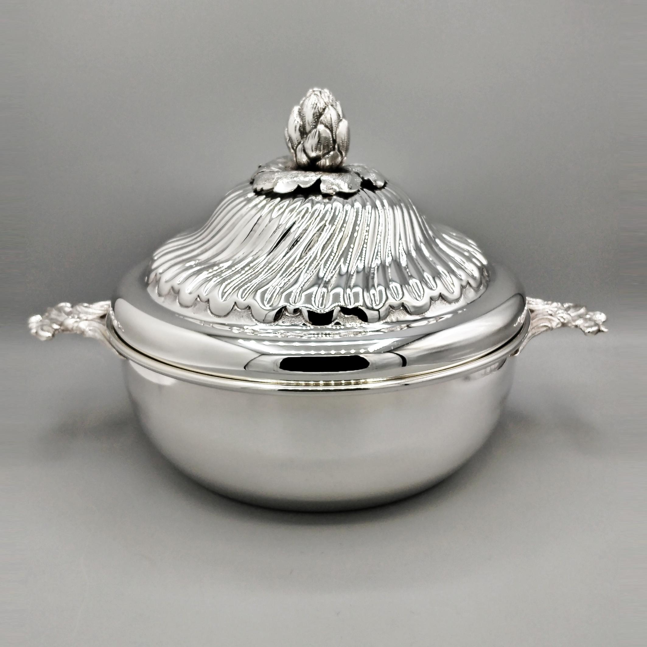 The lower part of the vegetable bowl is smooth and round, with a 24K gold-plated interior.
Two cast handles, depicting scrolls and flowers, are welded to the sides.
The lid is embossed and chiseled with a torchon motif.
The lid knob is cast with an