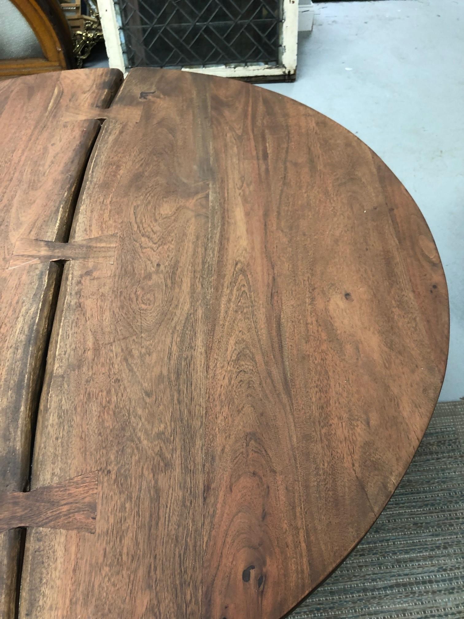 Runder Esstisch aus Acaciaholz auf vier Beinen aus Indien (Metall) im Angebot
