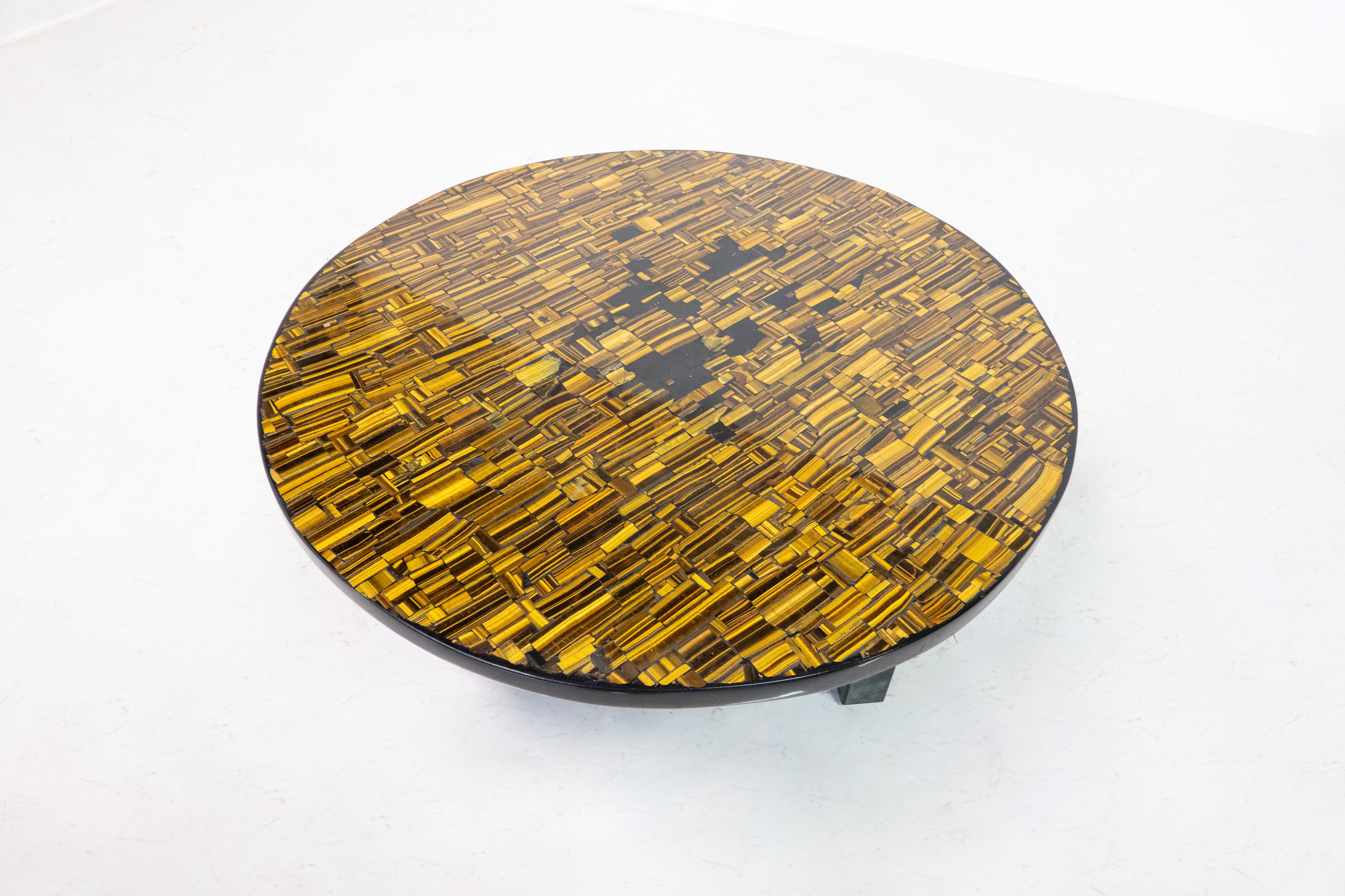 Mid-Century Modern Table basse ronde Ado Chale, Oeil de Tigre, Belgique en vente