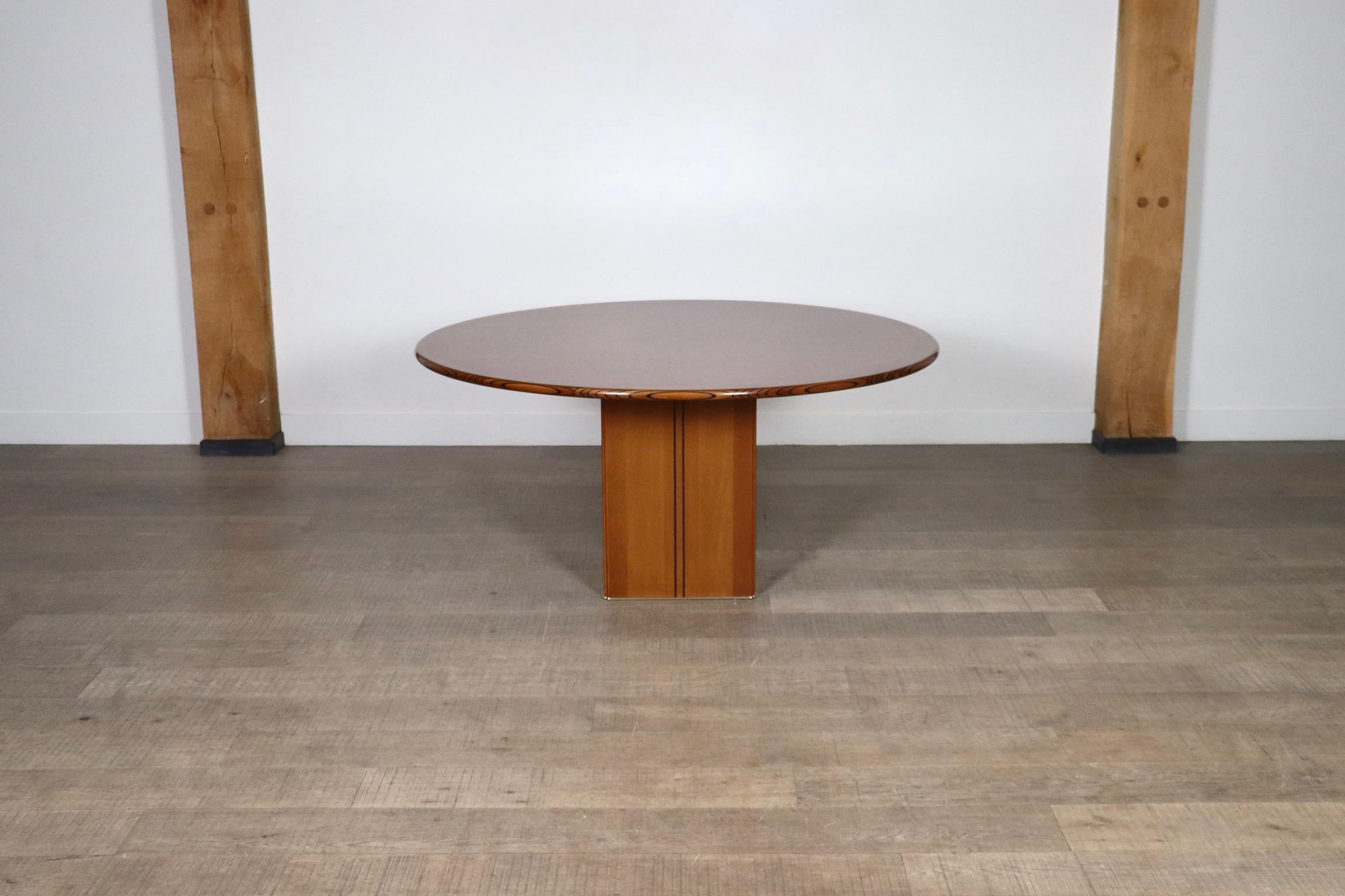 Fantástica mesa de comedor redonda África del famoso dúo de diseñadores Afra & Tobia Scarpa para Maxalto, Italia, años 70.

Este llamativo diseño presenta un tablero redondo de nogal burl, con bordes de madera maciza de nogal incrustada con el
