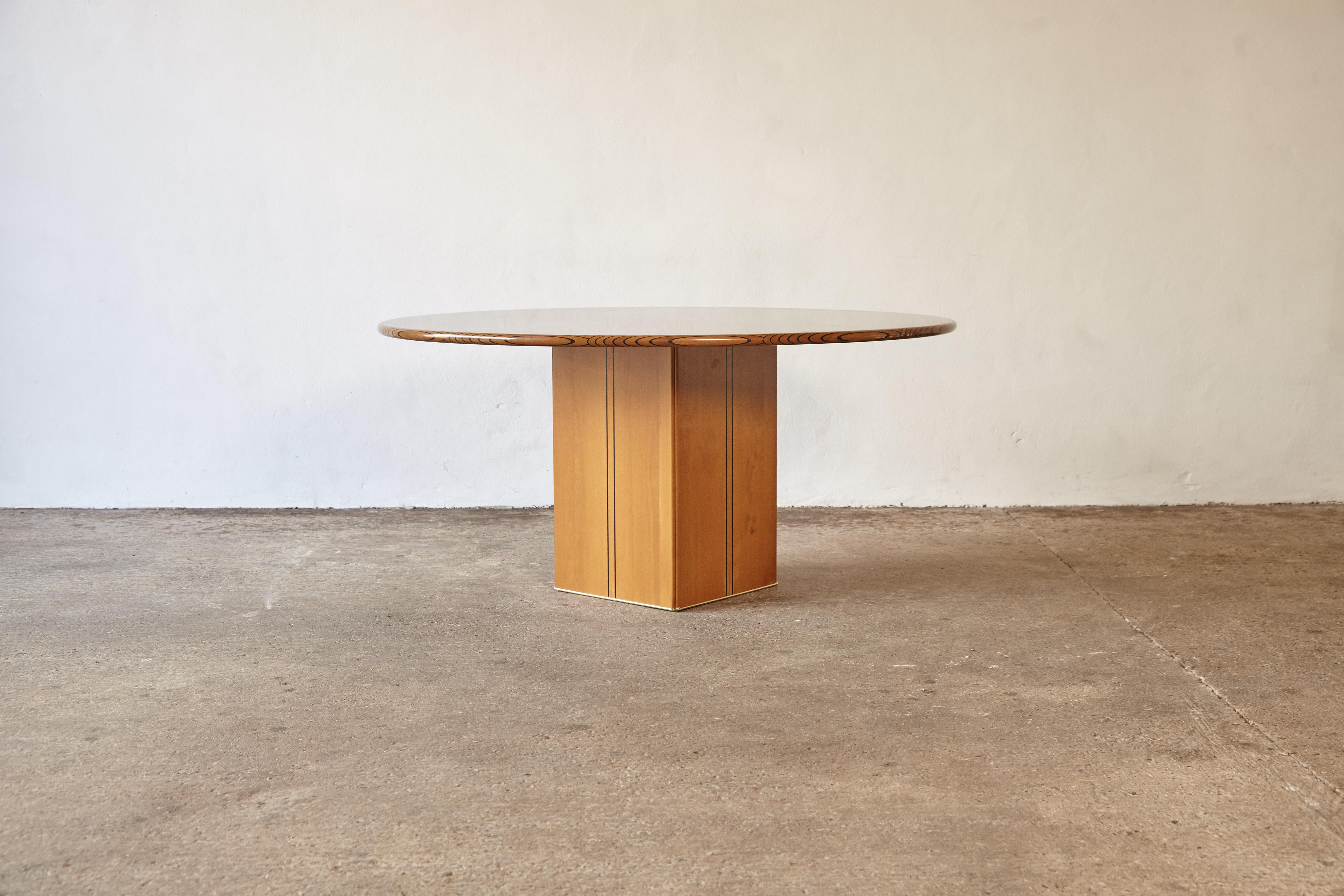 A stunning Africa table designed by Afra & Tobia Scarpa in the 1970s, and produced by Maxalto, Italy. Good original condition with normal minor age related signs of use and wear. Walnut, burl, ebony. Maxalto concrete weight included. Fast shipping