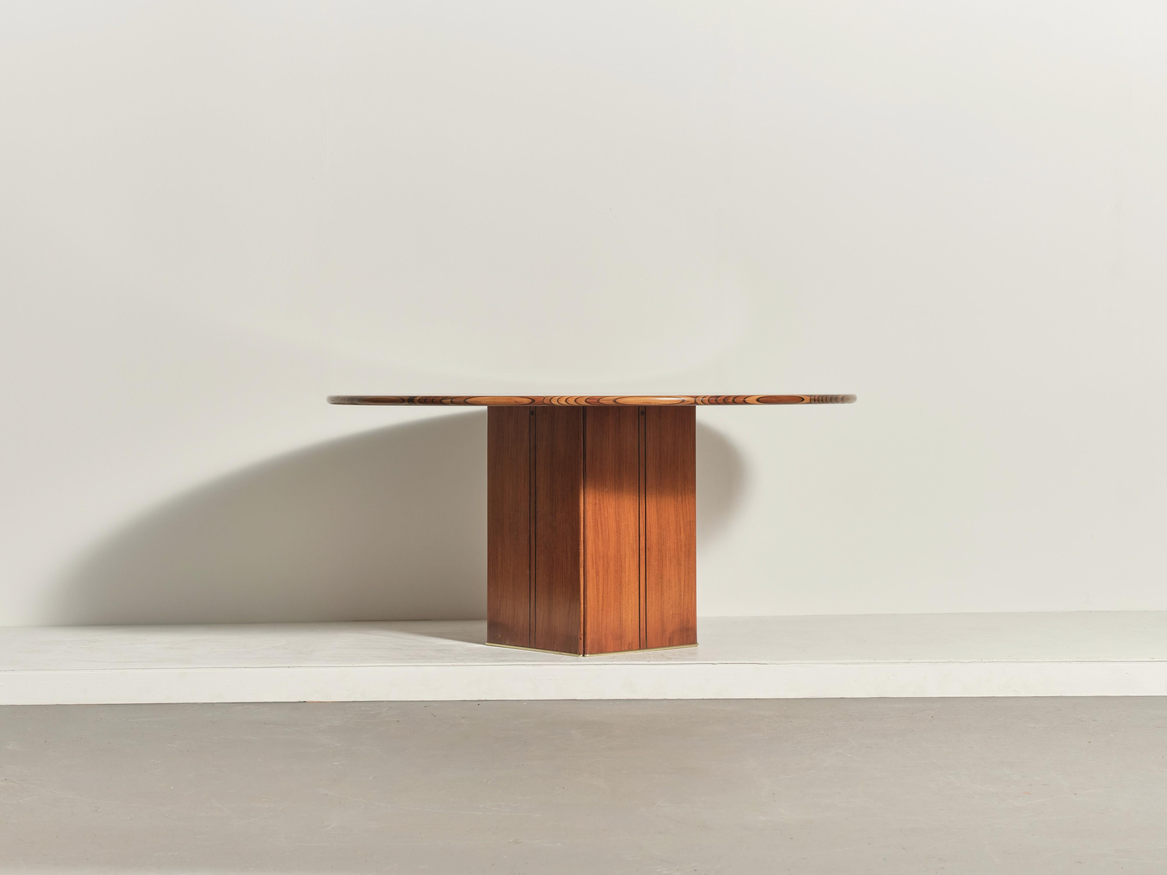 Une superbe table africaine conçue par Afra & Tobia Scarpa dans les années 1970 et produite par Maxalto, en Italie. Bon état d'origine avec des signes mineurs d'utilisation et d'usure liés à l'âge. Noyer, ronce, ébène.  Expédition rapide dans le