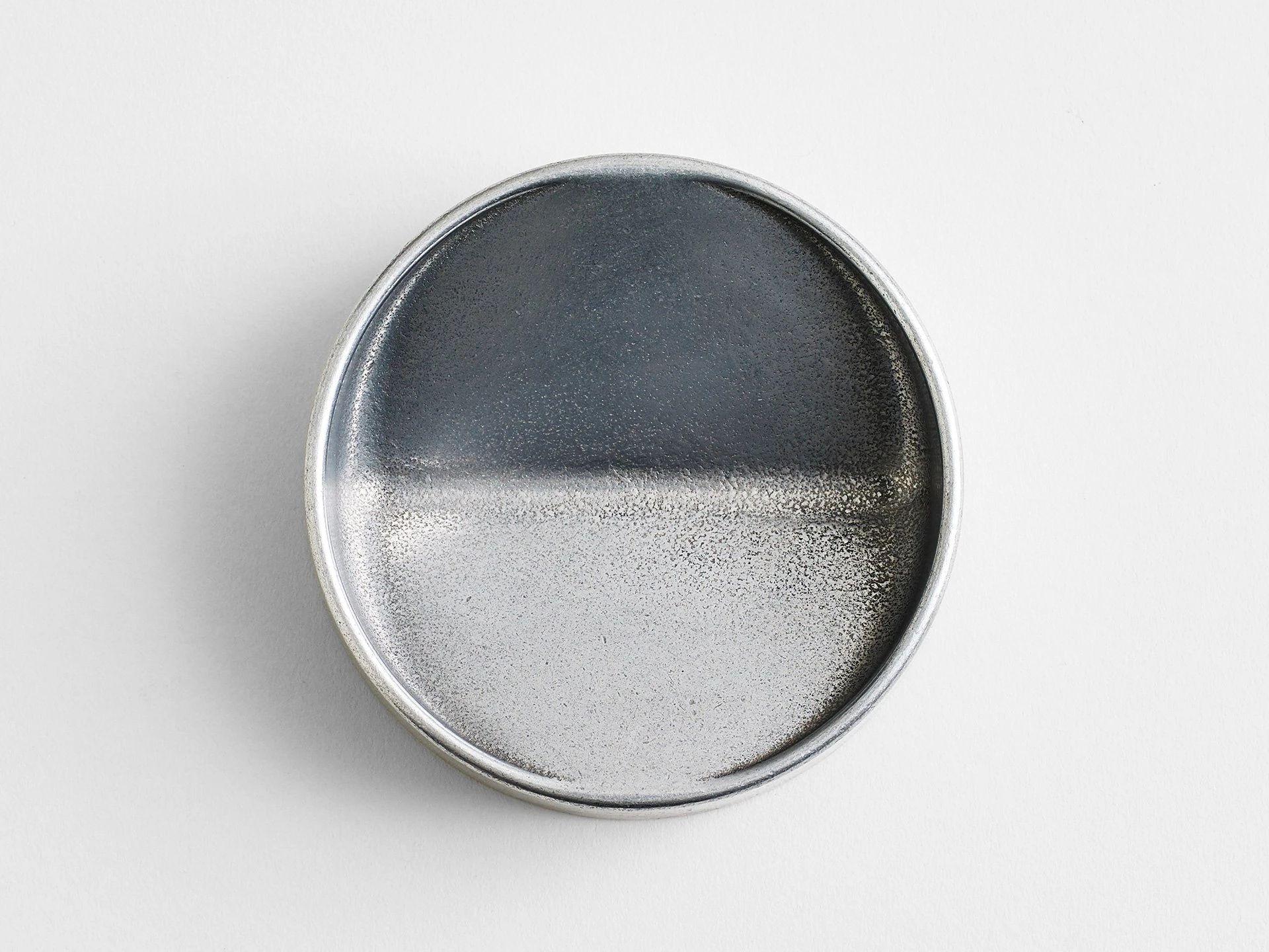 Aluminum Vide Poche Rond by Henry Wilson
Dimensions: D 13 x H 4 cm 
Materials: Aluminum

Discard your day at the door.

Your Vide Poche is designed with your loose-pocket items in mind – think keys, change and phone. It is made, polished and