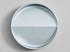 Assiette Vide Poche Rond XL en aluminium argenté contemporain par Henry Wilson