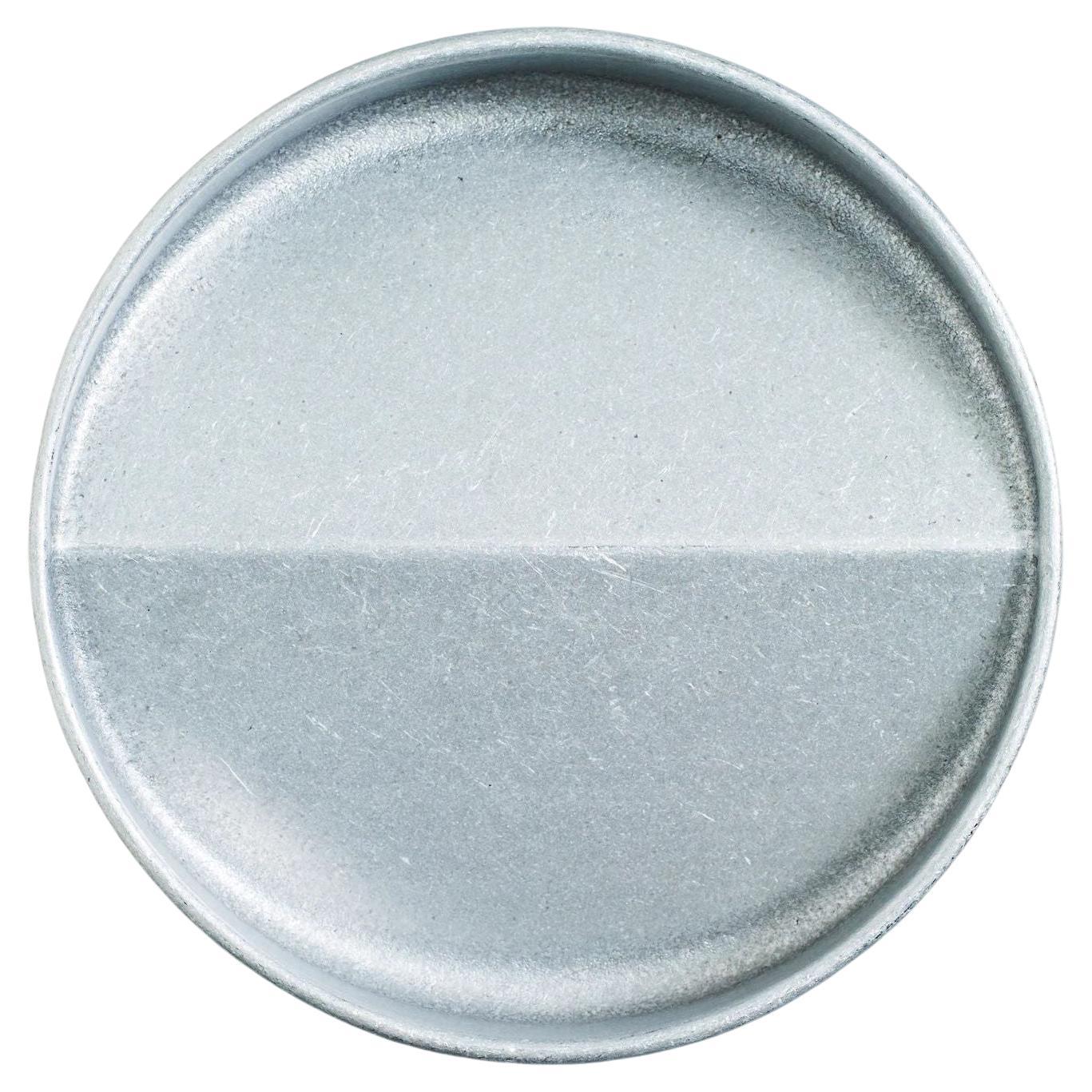 Assiette Vide Poche Rond XL en aluminium argenté contemporain par Henry Wilson