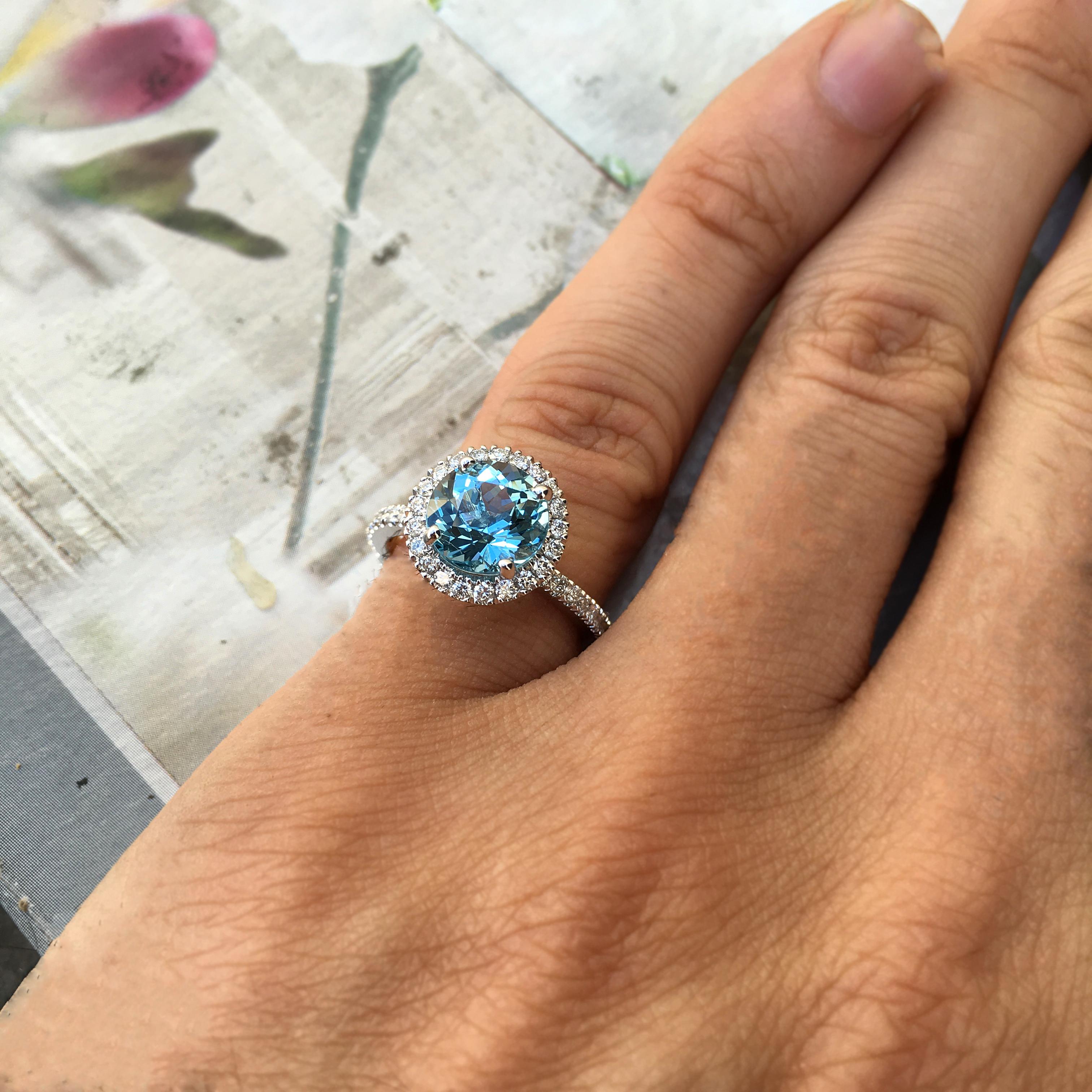 Round Amazing Blue Aquamarine with Diamond Halo Ring 18 Karat White Gold In New Condition For Sale In West Hollywood, CA