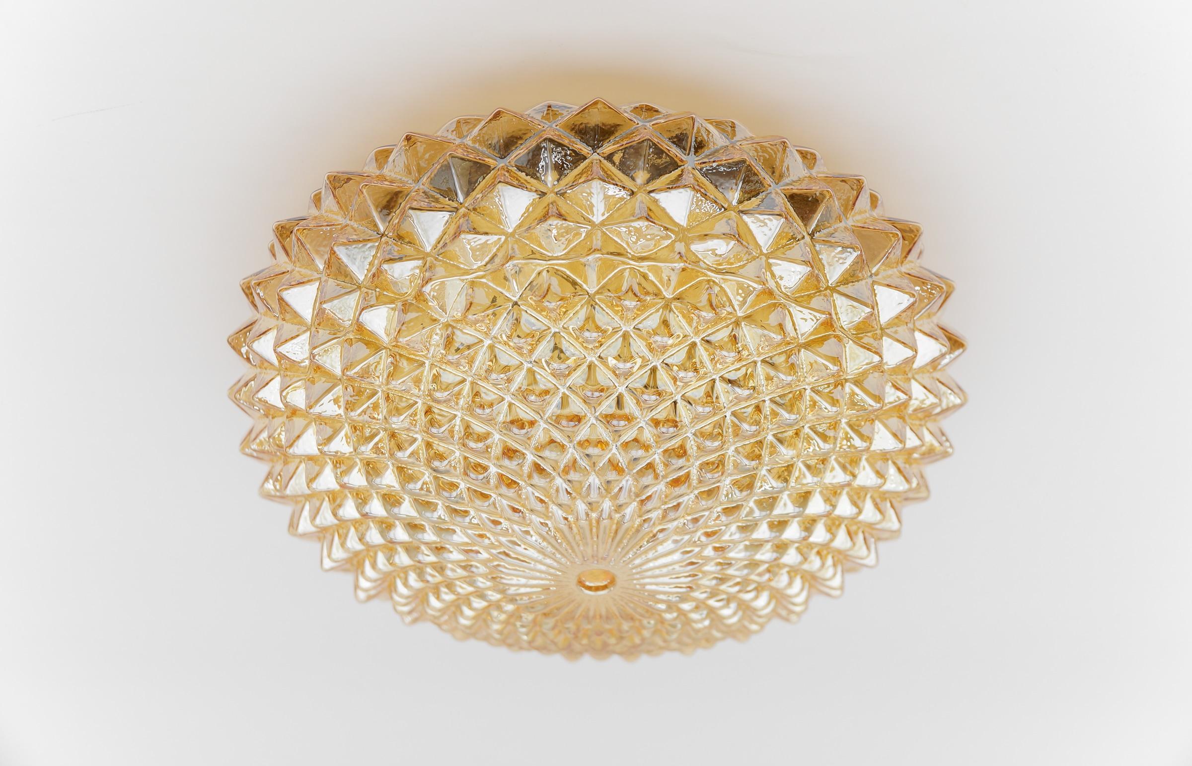 Tedesco Lampada da incasso rotonda in vetro ambrato a bolle, Germania, anni '60