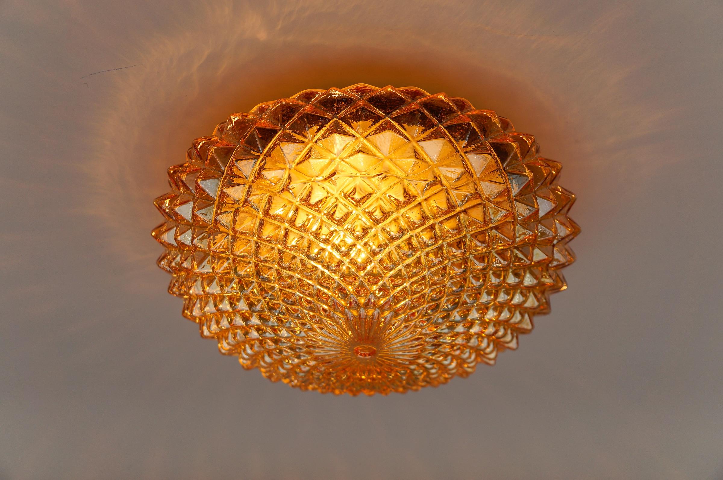 Lampada da incasso rotonda in vetro ambrato a bolle, Germania, anni '60 In condizioni buone a Nürnberg, Bayern
