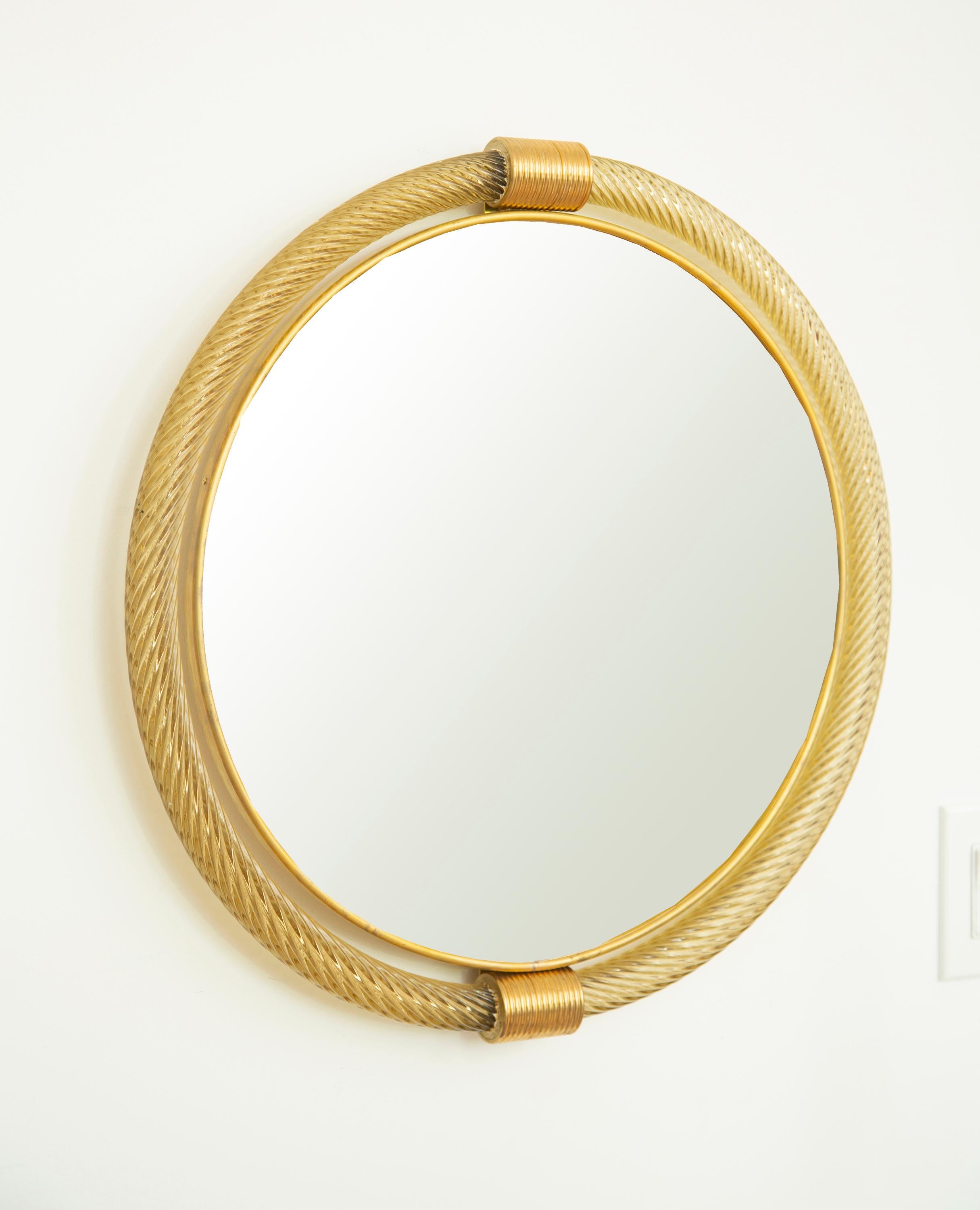 Round gilded twisted rope hand blown Murano glass mirror, in stock
Gilded Murano hand blown glass.
Brass fittings and a thin inner brass gallery.
Located in our store in Miami ready for shipping.