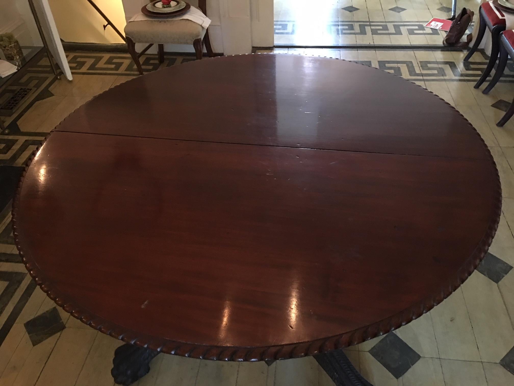 Round American Empire Pedestal Dining Table with Extension Leaf, 19th Century In Good Condition In Savannah, GA
