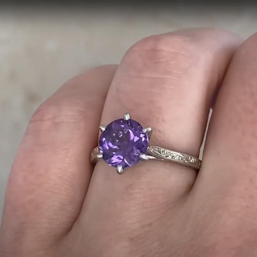 Dieser elegante französische Ring zeigt einen fesselnden Amethysten im Rundschliff mit einem Gewicht von etwa 1,90 Karat. Der farbenprächtige Mittelstein ist in einer klassischen Sechs-Zacken-Fassung gefasst, so dass das Licht seinen leuchtenden