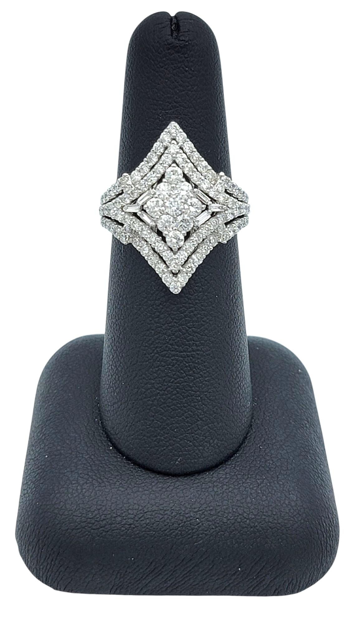 Cocktailring mit rundem und Baguetteschliff in 18 Karat Weißgold im Angebot 4