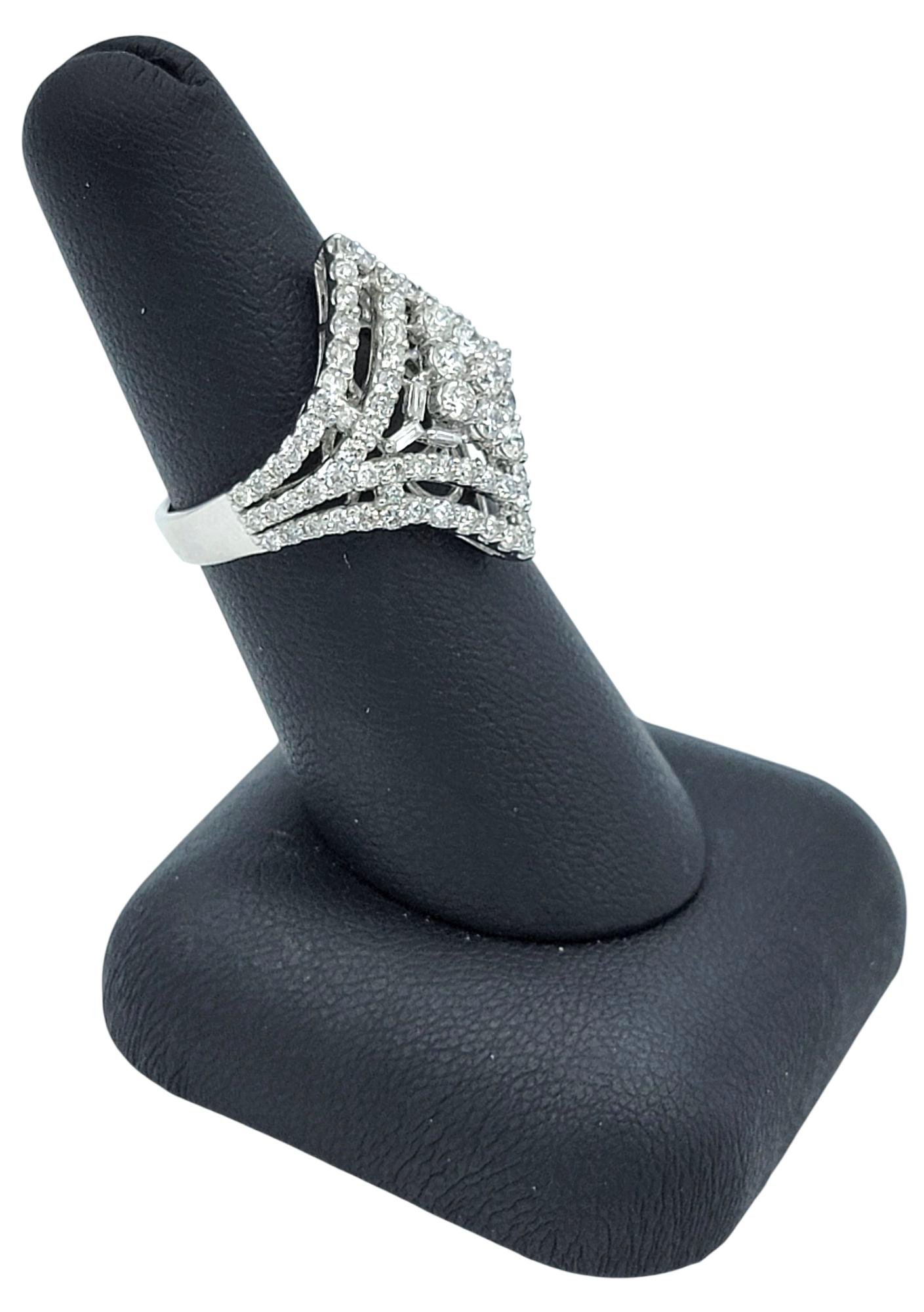 Cocktailring mit rundem und Baguetteschliff in 18 Karat Weißgold im Angebot 5