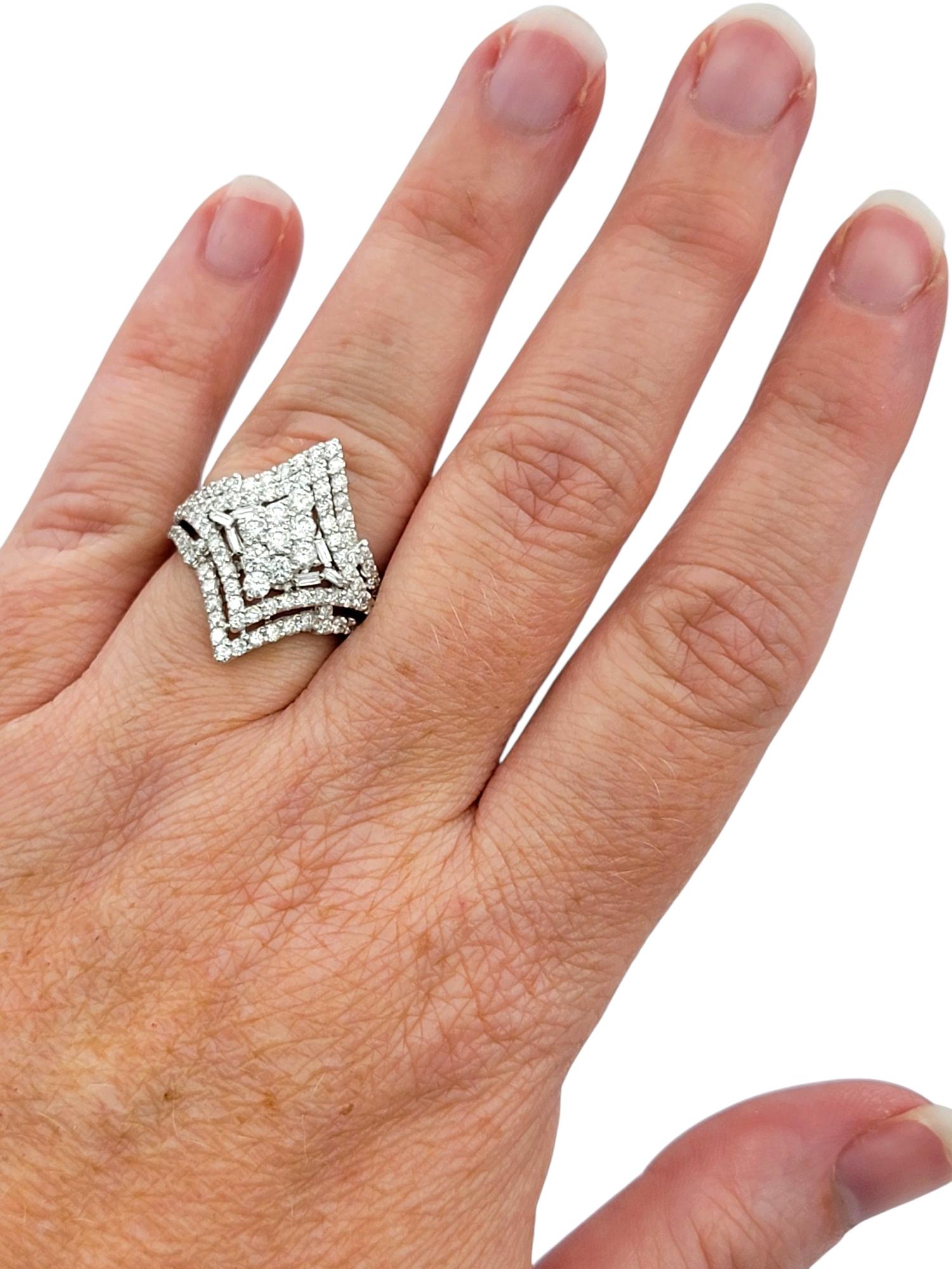 Cocktailring mit rundem und Baguetteschliff in 18 Karat Weißgold im Angebot 2