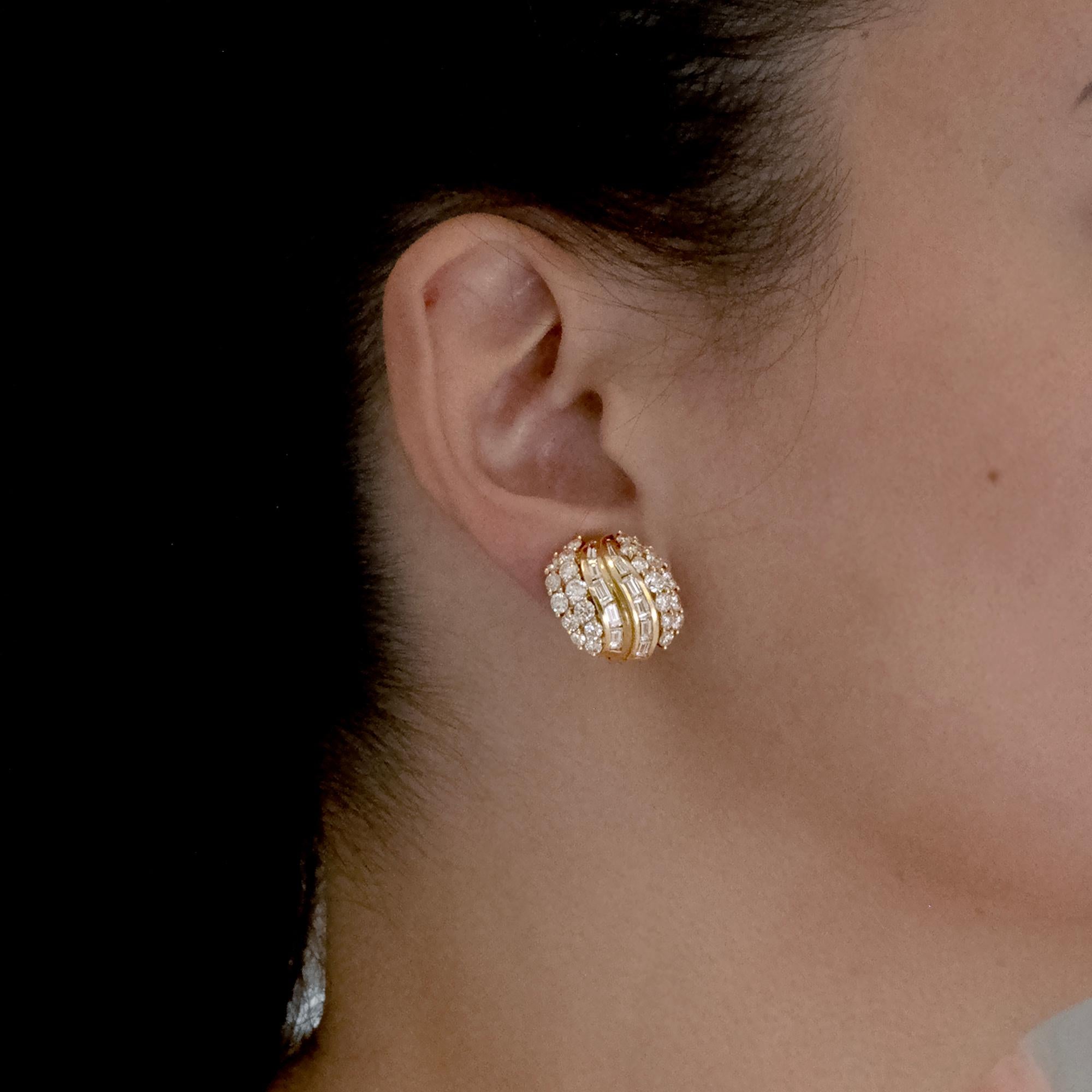 Round and Baguette Diamond 18 Karat Yellow Gold Cluster Clip-On Earrings In New Condition For Sale In Monte Carlo, MC