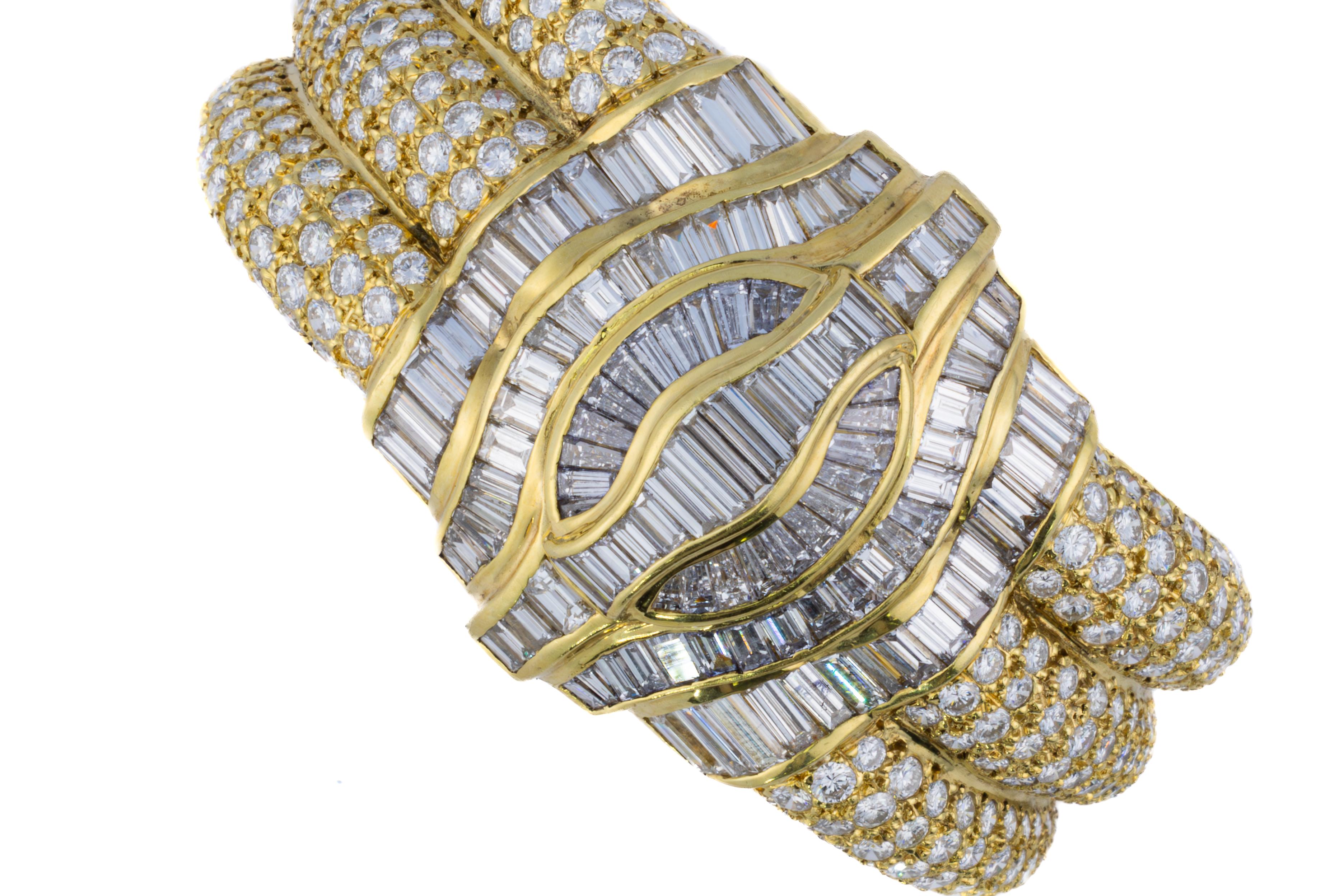 Runder und Baguette Diamant Armreif

Ein auffälliger Armreif aus strahlendem 18-karätigem Gelbgold, besetzt mit Diamanten von etwa 22 Karat. Das Design zeichnet sich durch eine kühne, gewölbte Form mit verschlungenen runden Diamanten in Pavé-Fassung