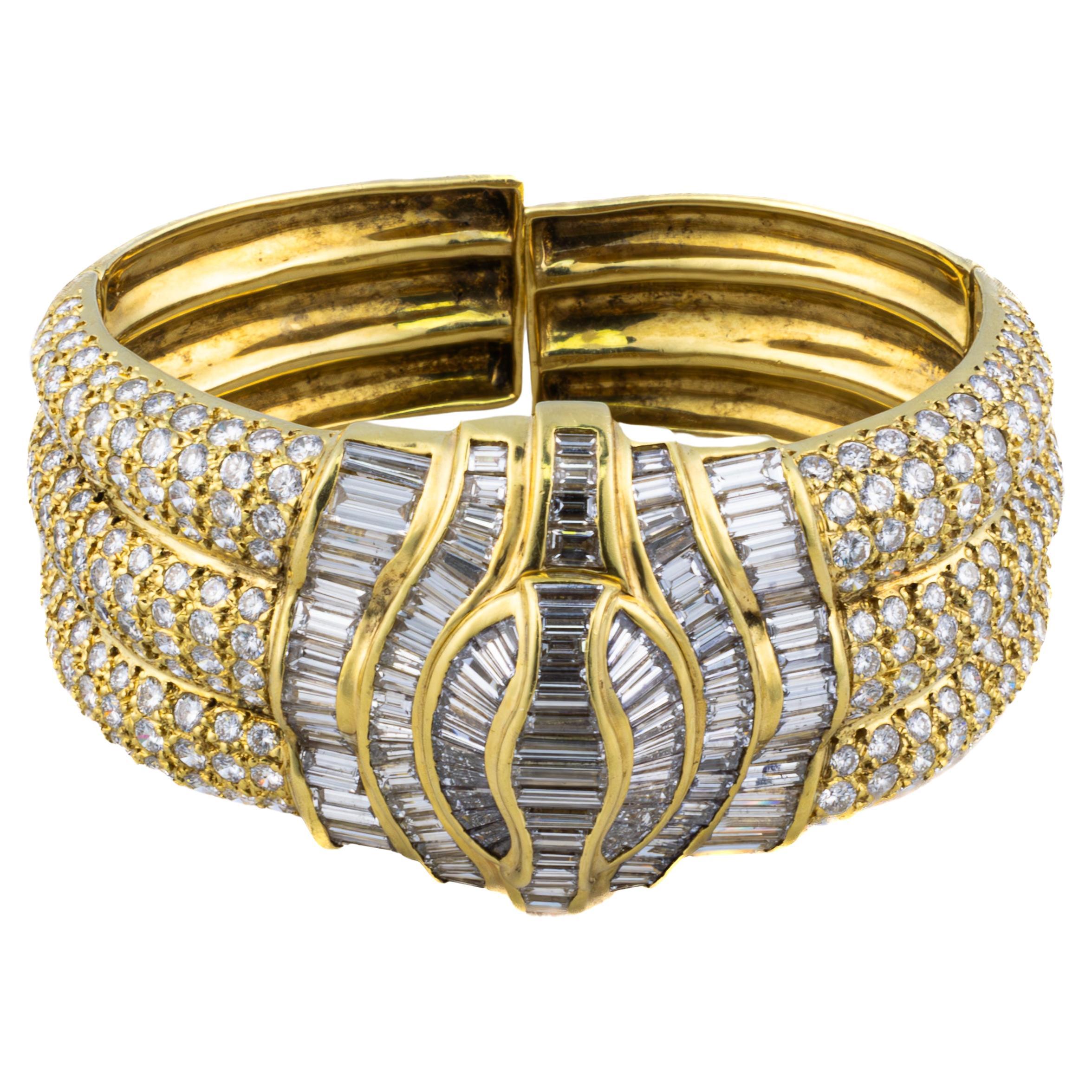 Runder und Baguette Diamant Armreif im Angebot