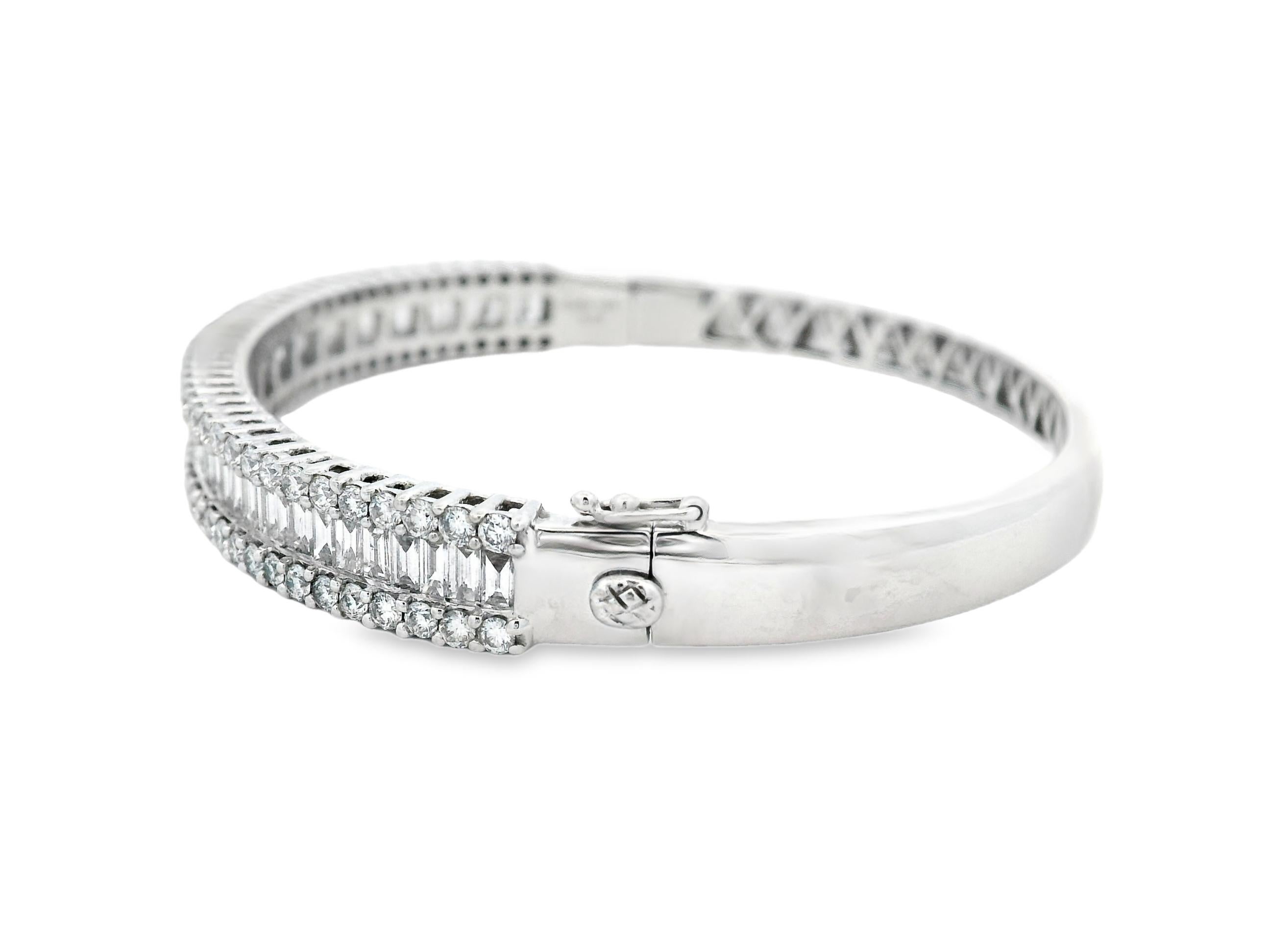 Contemporaneo Natural Round and Baguette Diamond Bangle in 14K White Gold 4.50ct in vendita