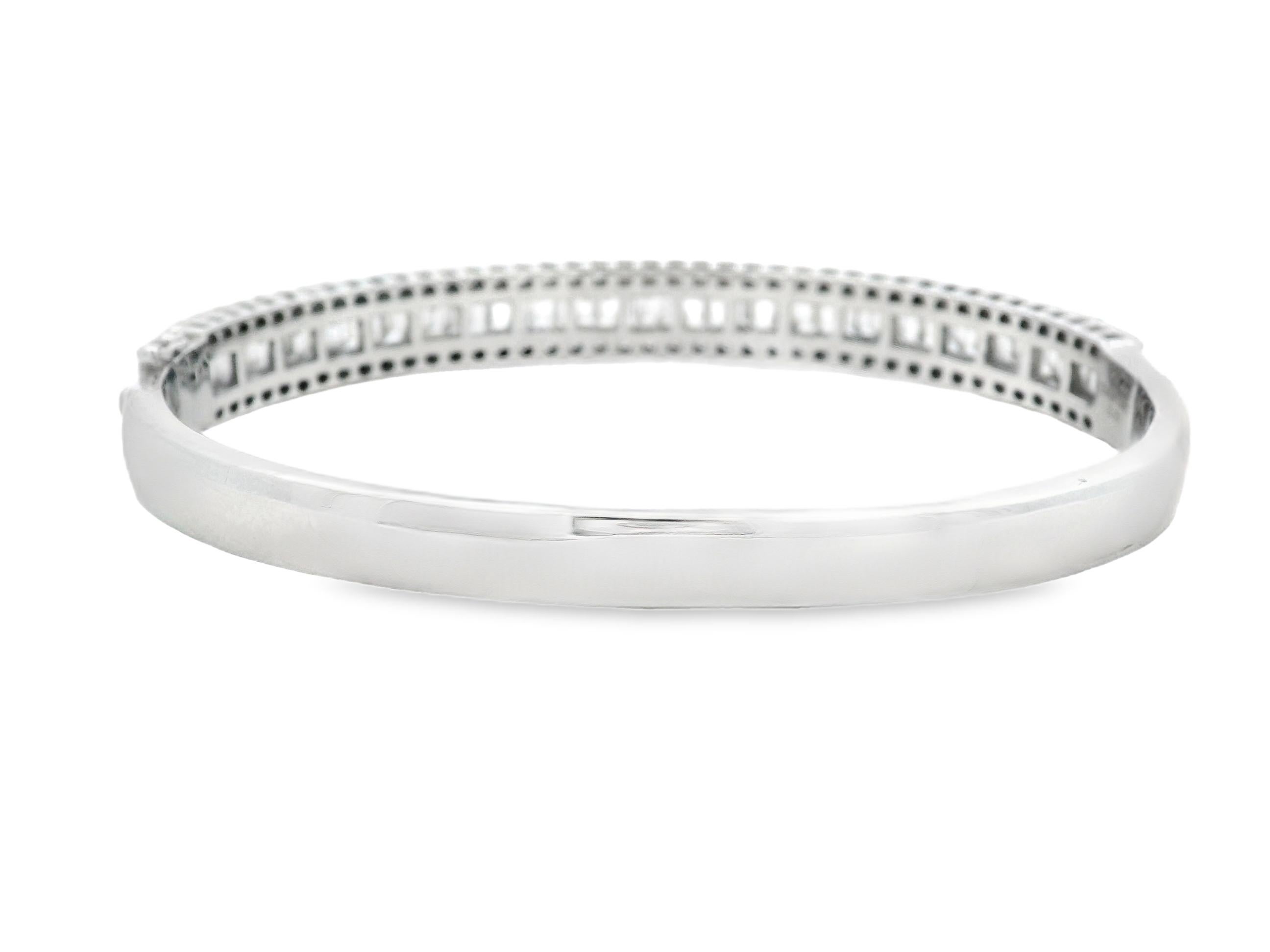 Taglio baguette Natural Round and Baguette Diamond Bangle in 14K White Gold 4.50ct in vendita