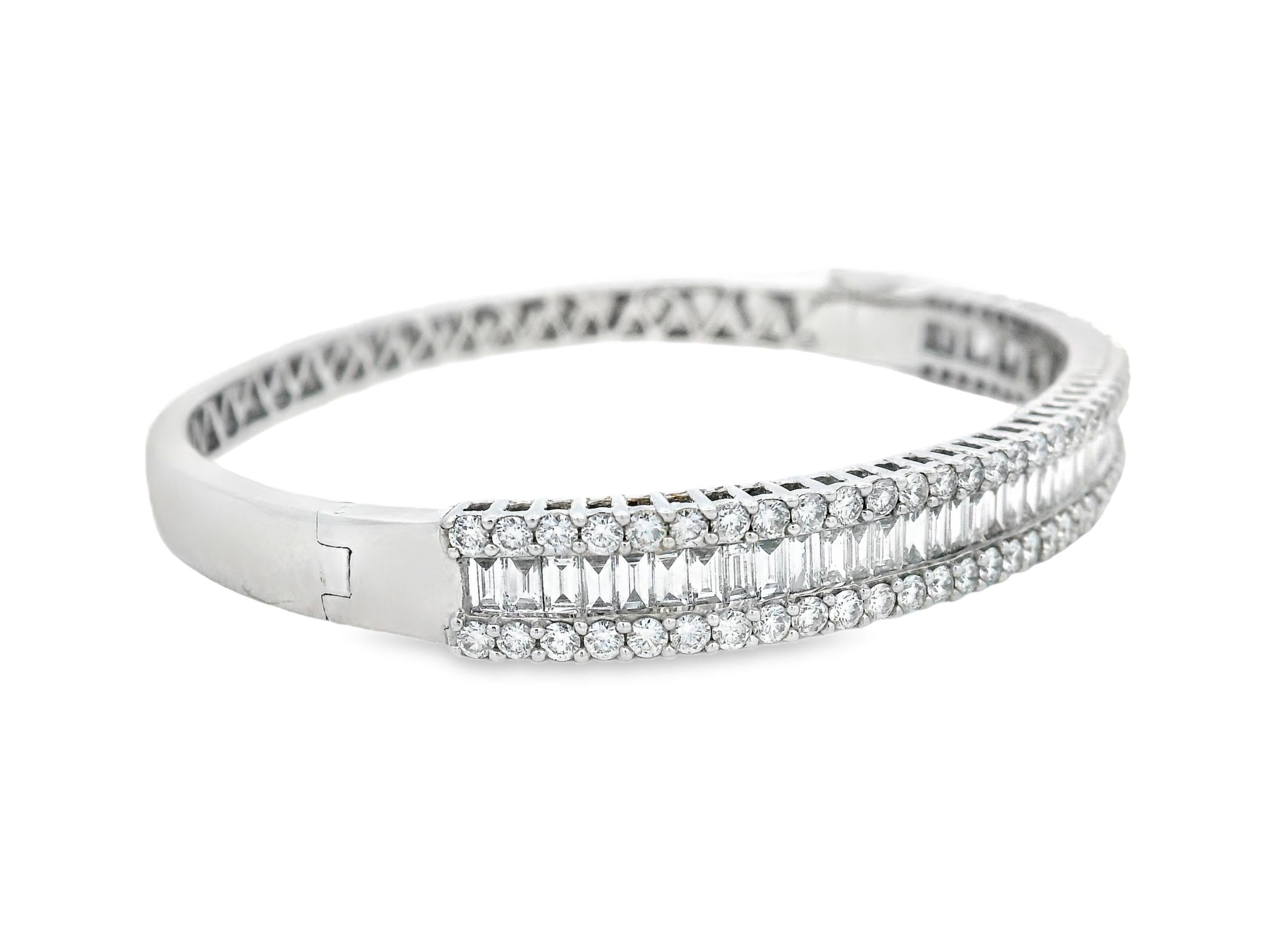 Donna Natural Round and Baguette Diamond Bangle in 14K White Gold 4.50ct in vendita