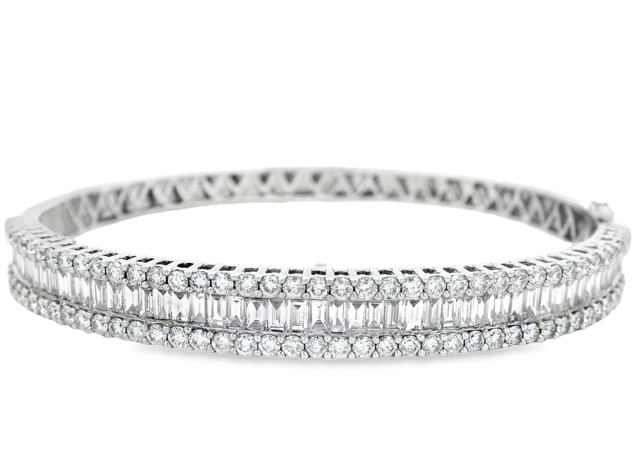 Natural Round and Baguette Diamond Bangle in 14K White Gold 4.50ct in vendita 1