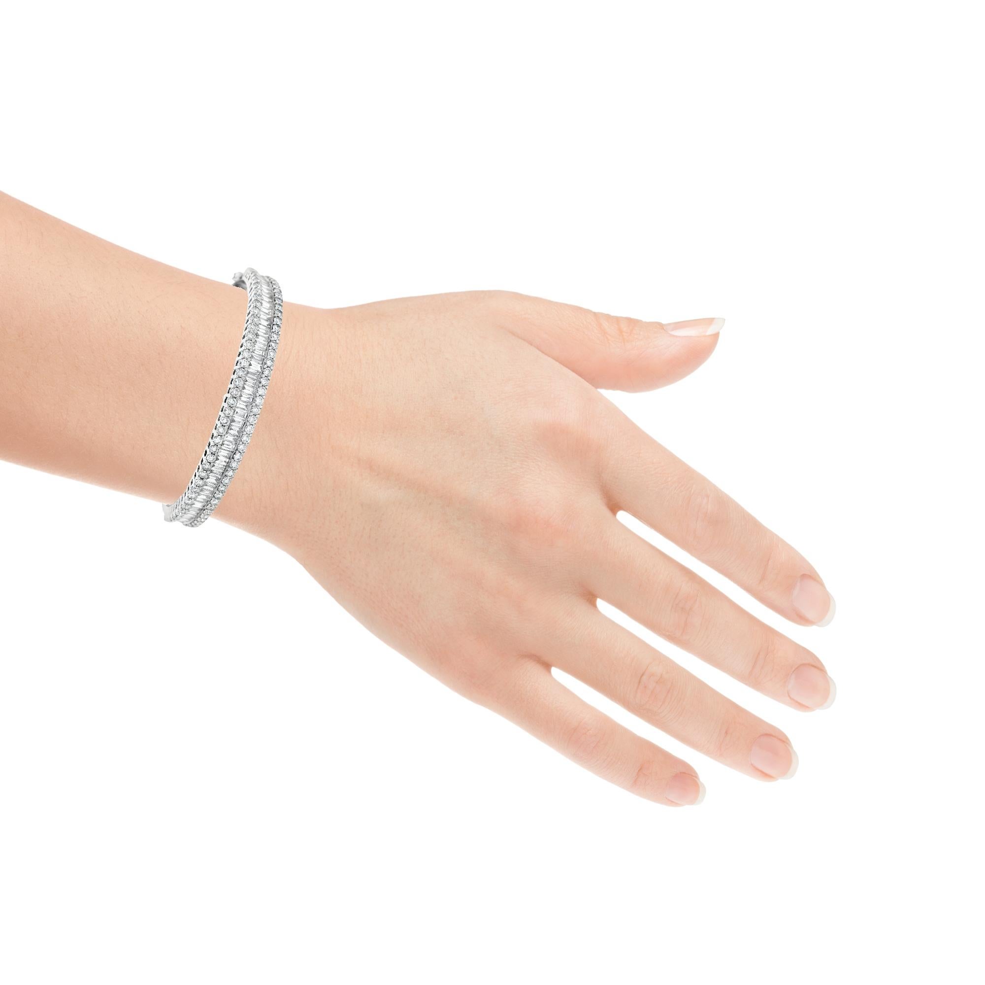 Natural Round and Baguette Diamond Bangle in 14K White Gold 4.50ct in vendita 2
