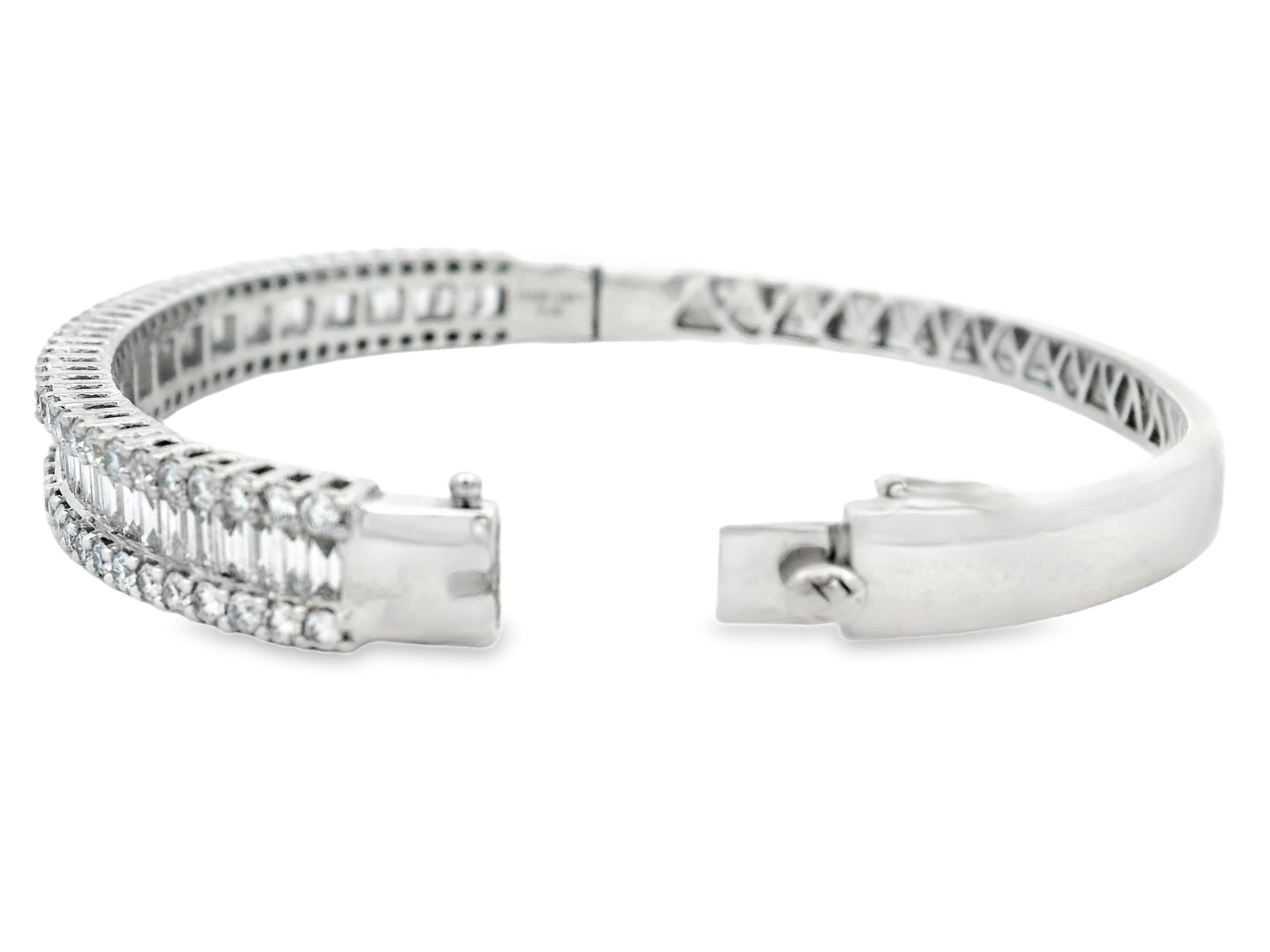 Natural Round and Baguette Diamond Bangle in 14K White Gold 4.50ct in vendita 3