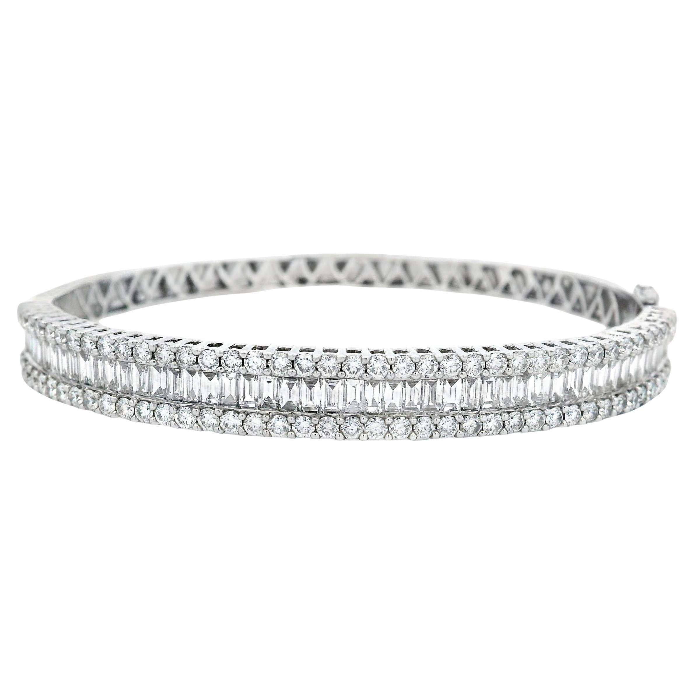 Natural Round and Baguette Diamond Bangle in 14K White Gold 4.50ct in vendita