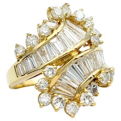 Bague cocktail de style dérivation en or jaune 14 carats avec diamants ronds et baguettes