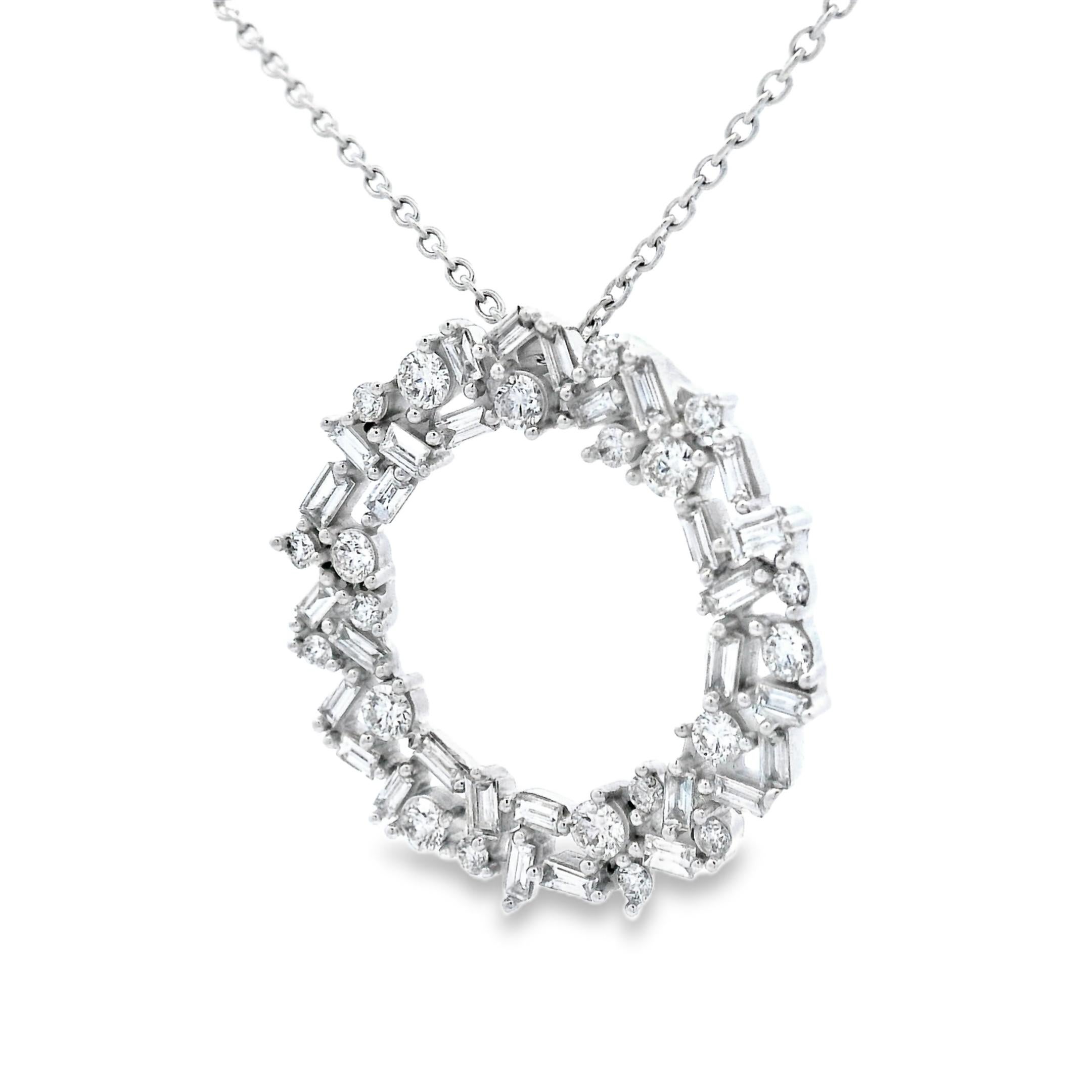 Ce collier pendentif raffiné en or blanc 14 carats présente un jeu brillant de diamants ronds et de diamants taille baguette sertis dans un motif circulaire contemporain. Un total de 51 diamants - 21 ronds (0,384 ct) et 30 baguettes (0,366 ct) -