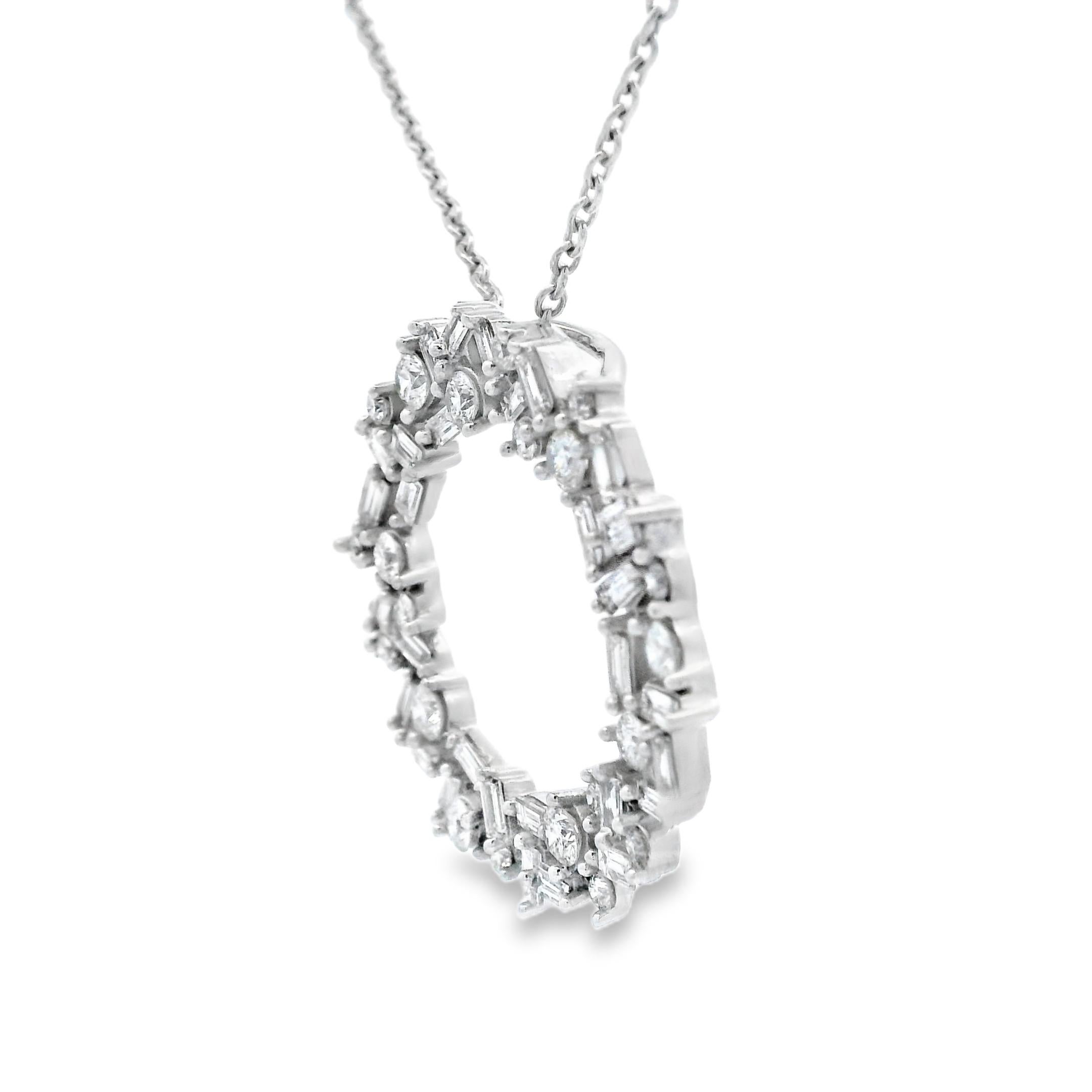 Contemporain Collier pendentif cercle en or blanc 14 carats avec diamants ronds et baguettes 0,75ct en vente
