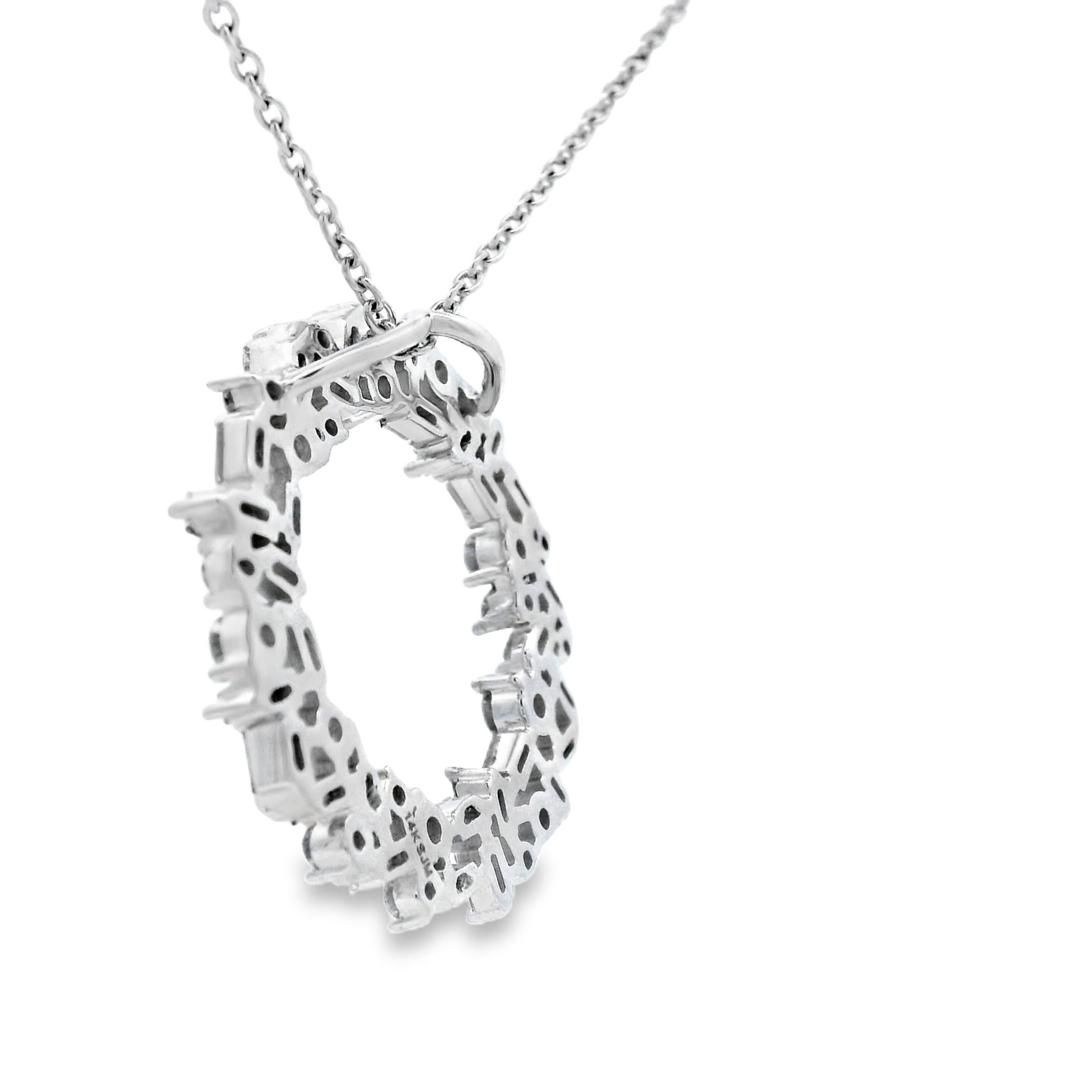 Taille ronde Collier pendentif cercle en or blanc 14 carats avec diamants ronds et baguettes 0,75ct en vente