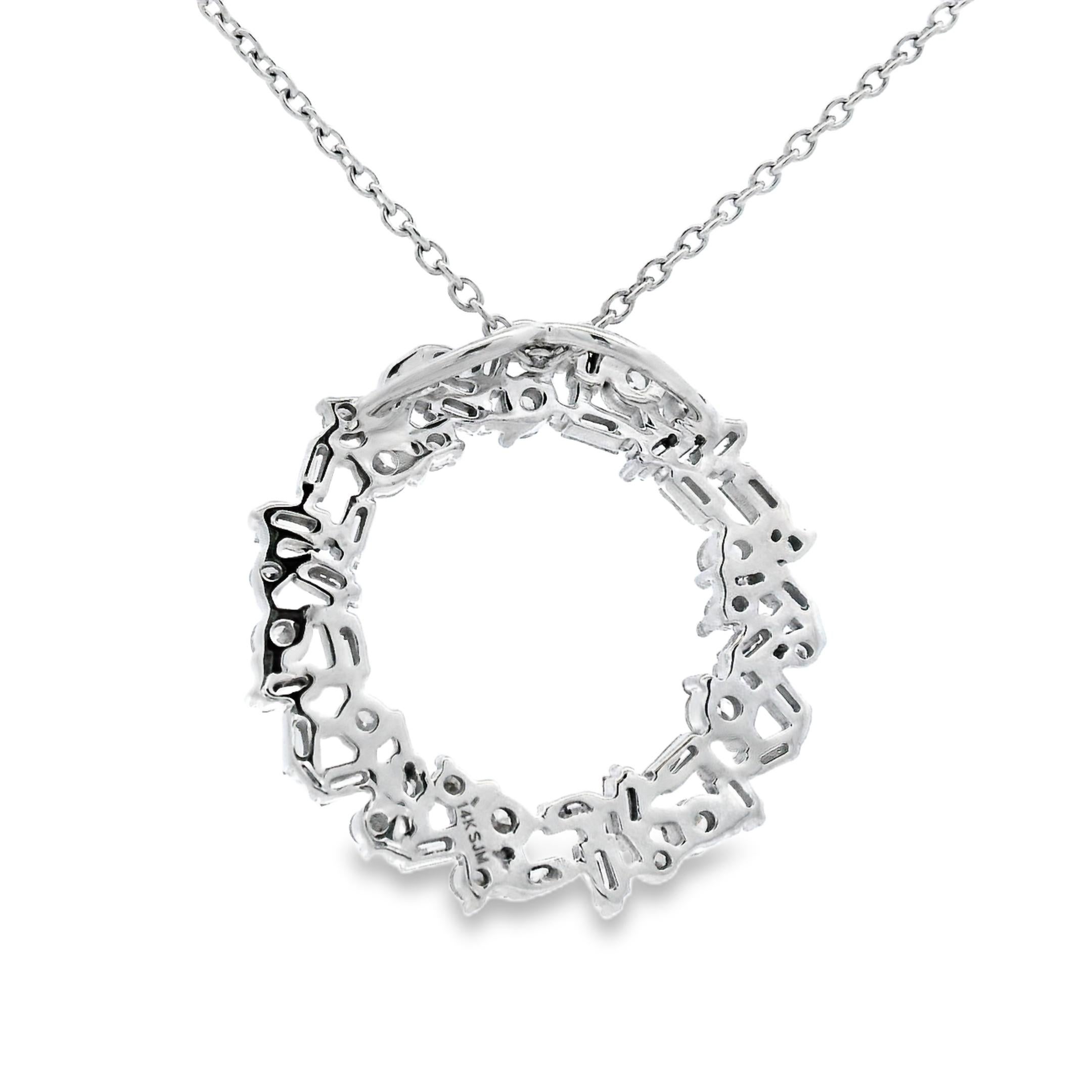 Collier pendentif cercle en or blanc 14 carats avec diamants ronds et baguettes 0,75ct Neuf - En vente à New York, NY