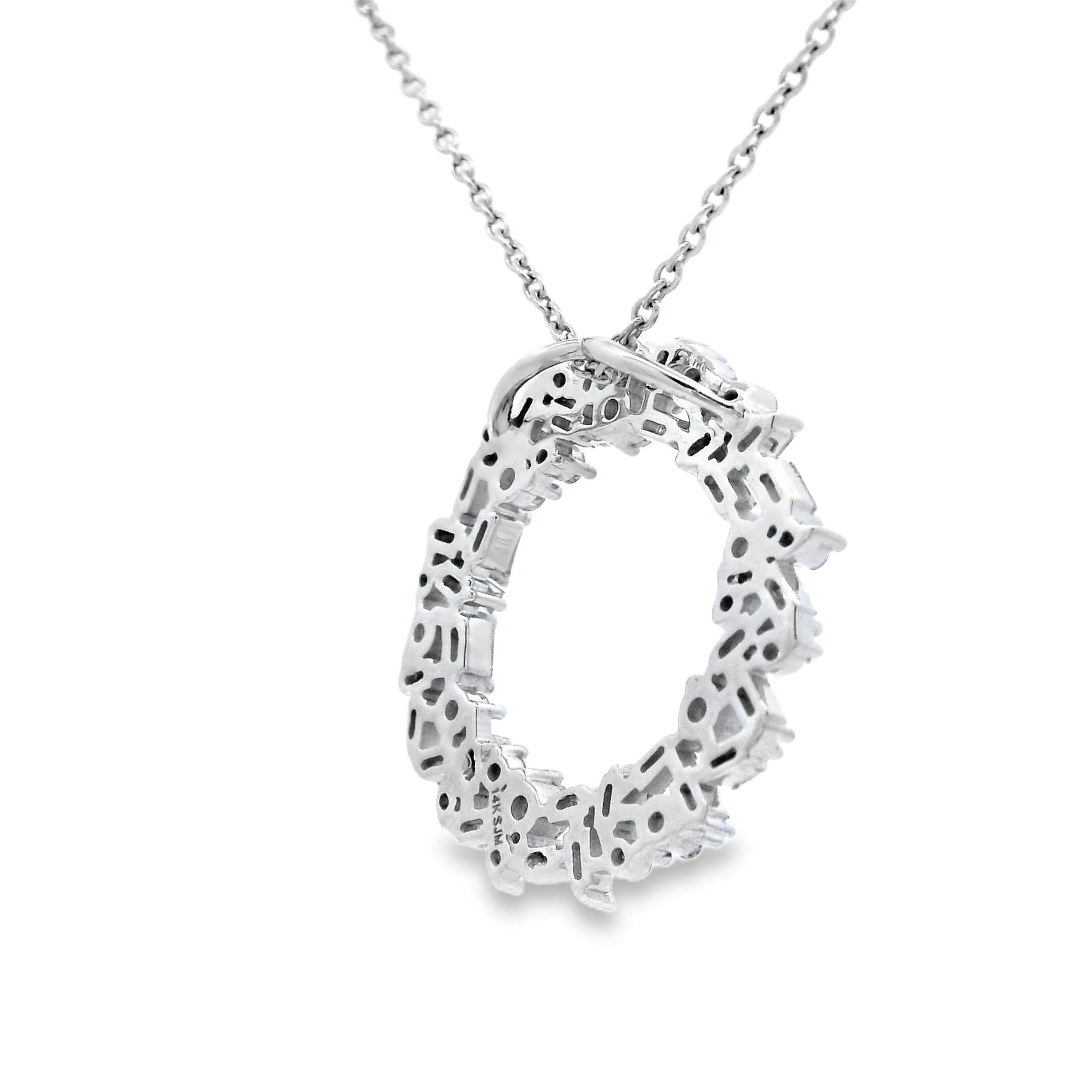 Collier pendentif cercle en or blanc 14 carats avec diamants ronds et baguettes 0,75ct Pour femmes en vente
