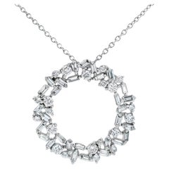 Collier pendentif cercle en or blanc 14 carats avec diamants ronds et baguettes 0,75ct
