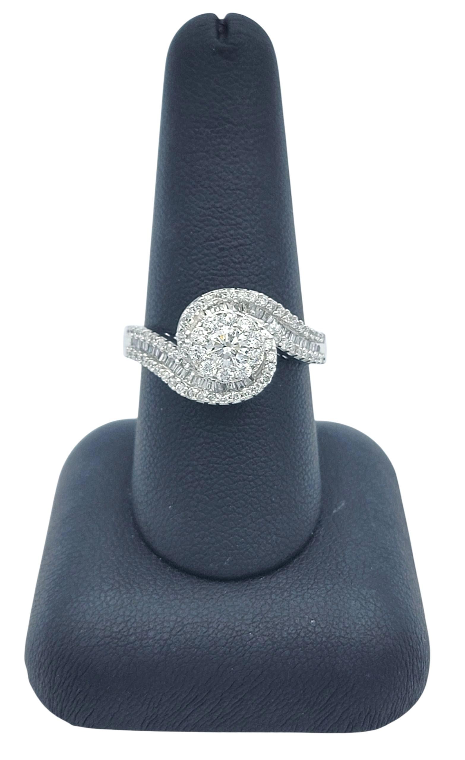 Bague en or blanc 14 carats avec grappe de diamants ronds et baguettes Halo Bypass en vente 4