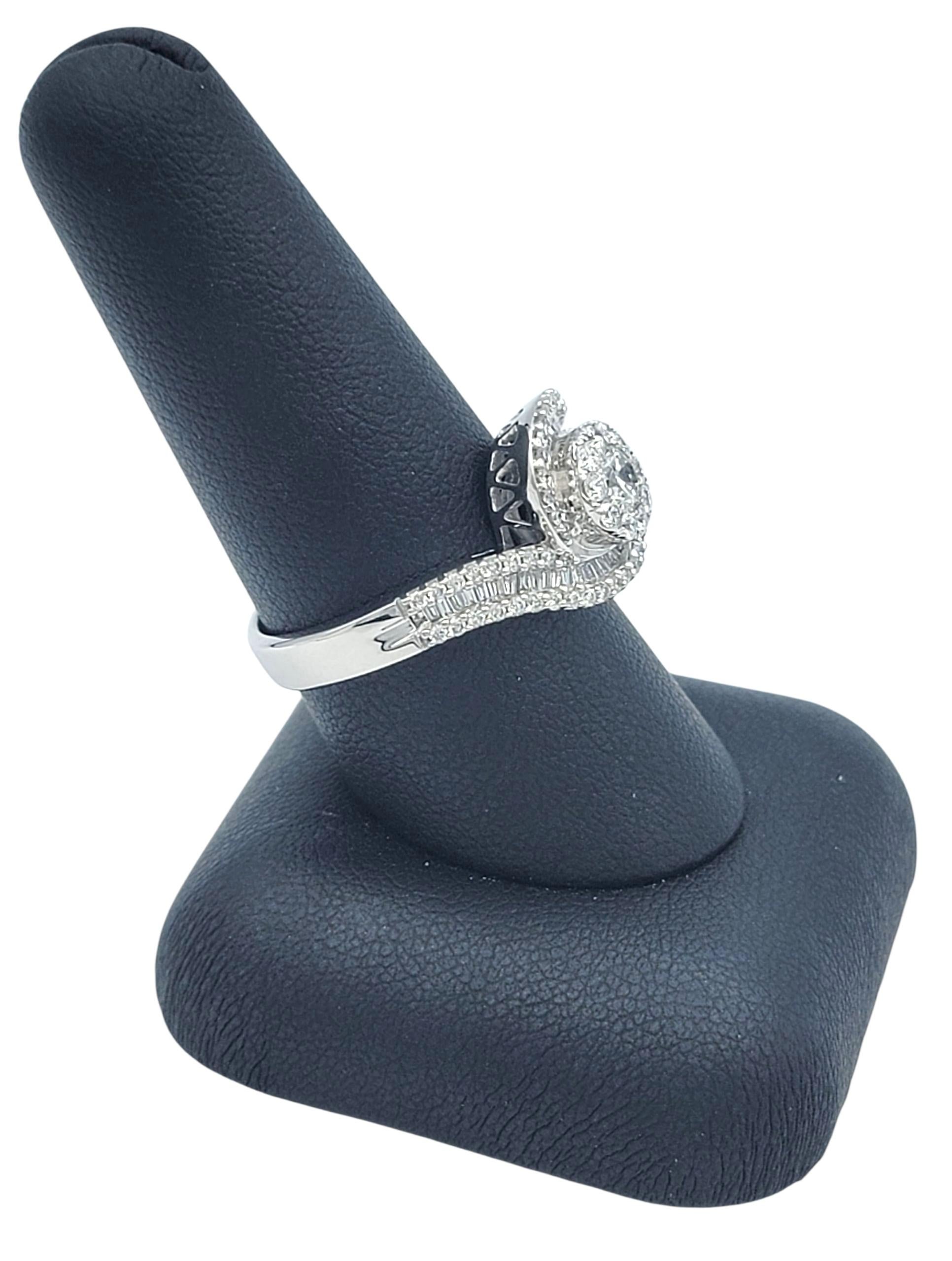 Bague en or blanc 14 carats avec grappe de diamants ronds et baguettes Halo Bypass en vente 5