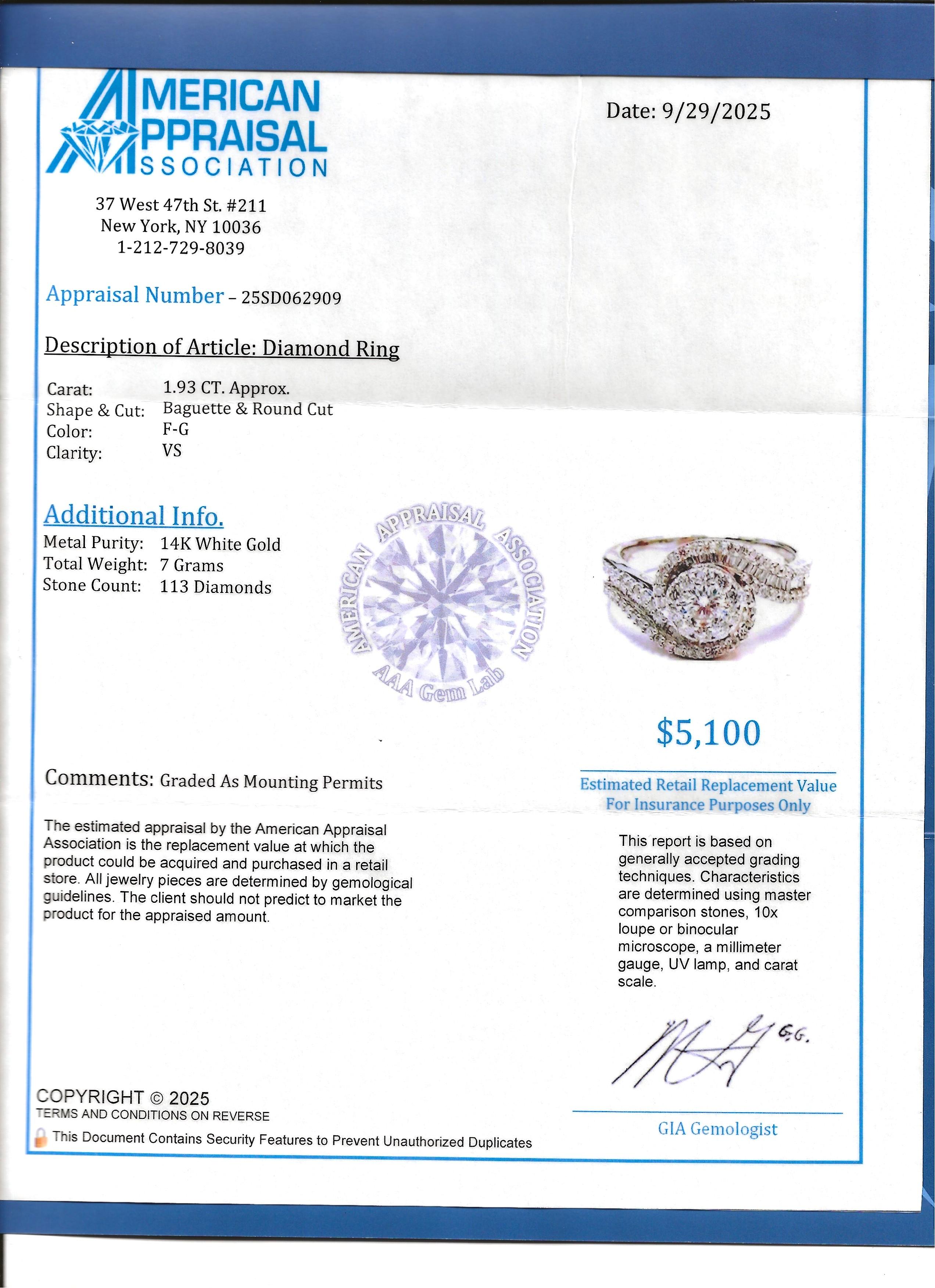 Bague en or blanc 14 carats avec grappe de diamants ronds et baguettes Halo Bypass en vente 6