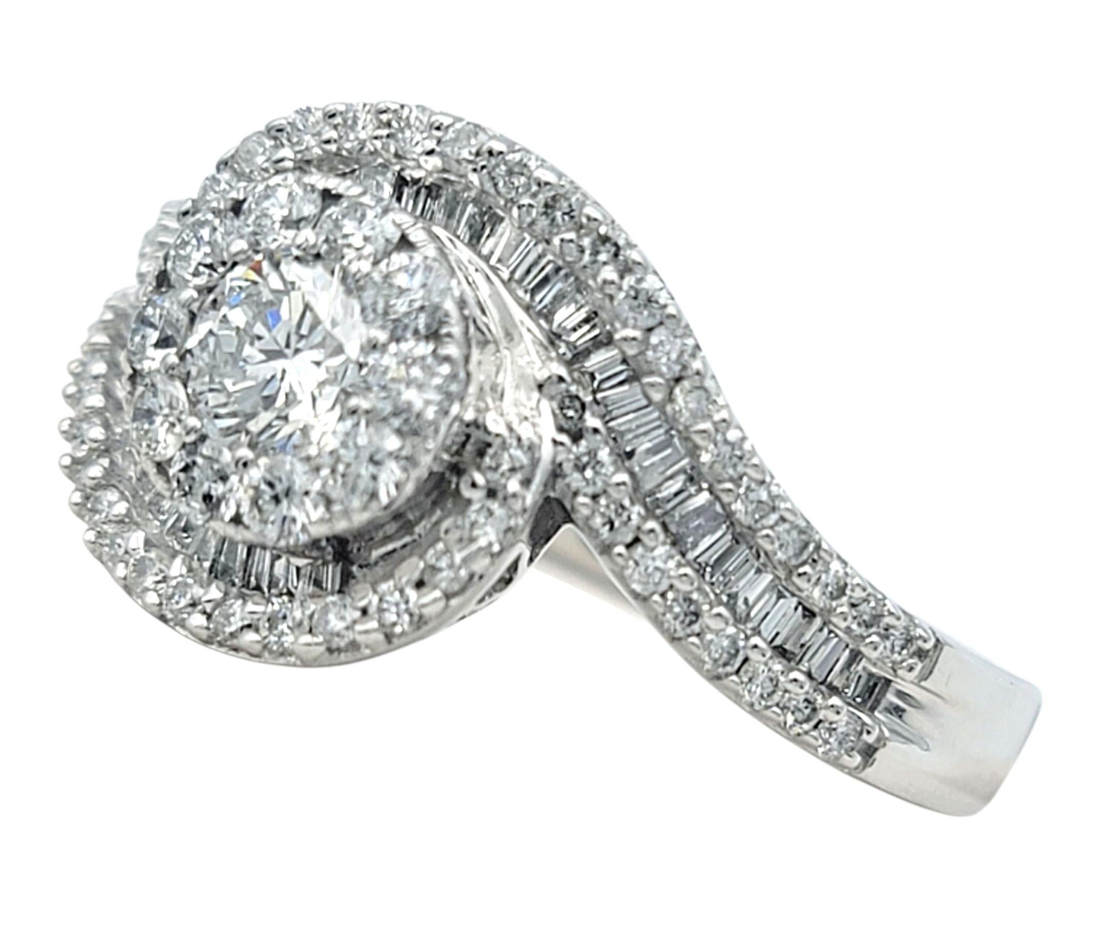 Contemporain Bague en or blanc 14 carats avec grappe de diamants ronds et baguettes Halo Bypass en vente