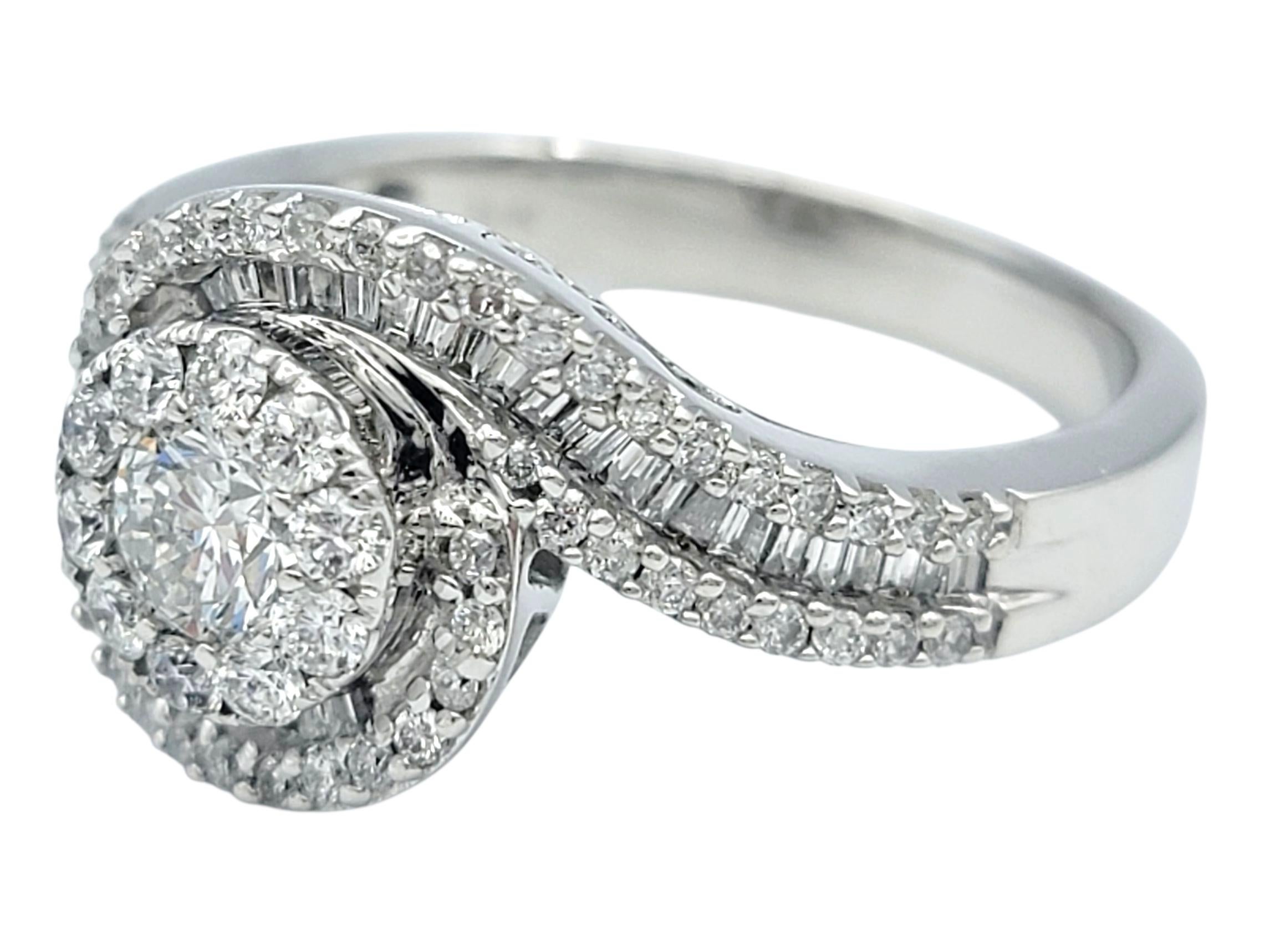Taille ronde Bague en or blanc 14 carats avec grappe de diamants ronds et baguettes Halo Bypass en vente