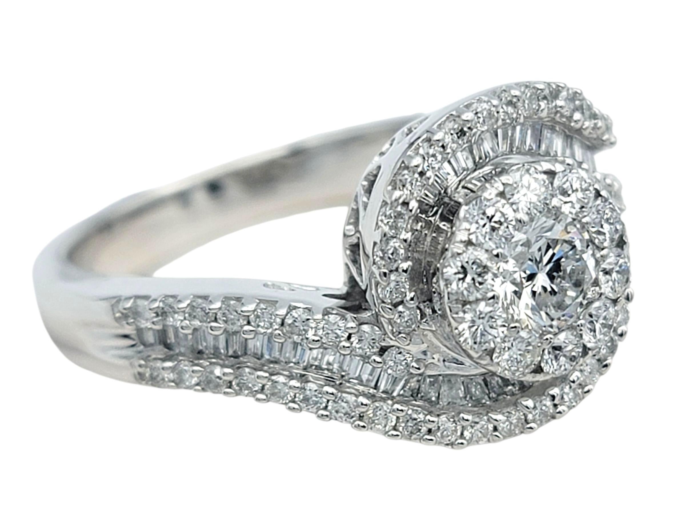 Bague en or blanc 14 carats avec grappe de diamants ronds et baguettes Halo Bypass Bon état - En vente à Scottsdale, AZ