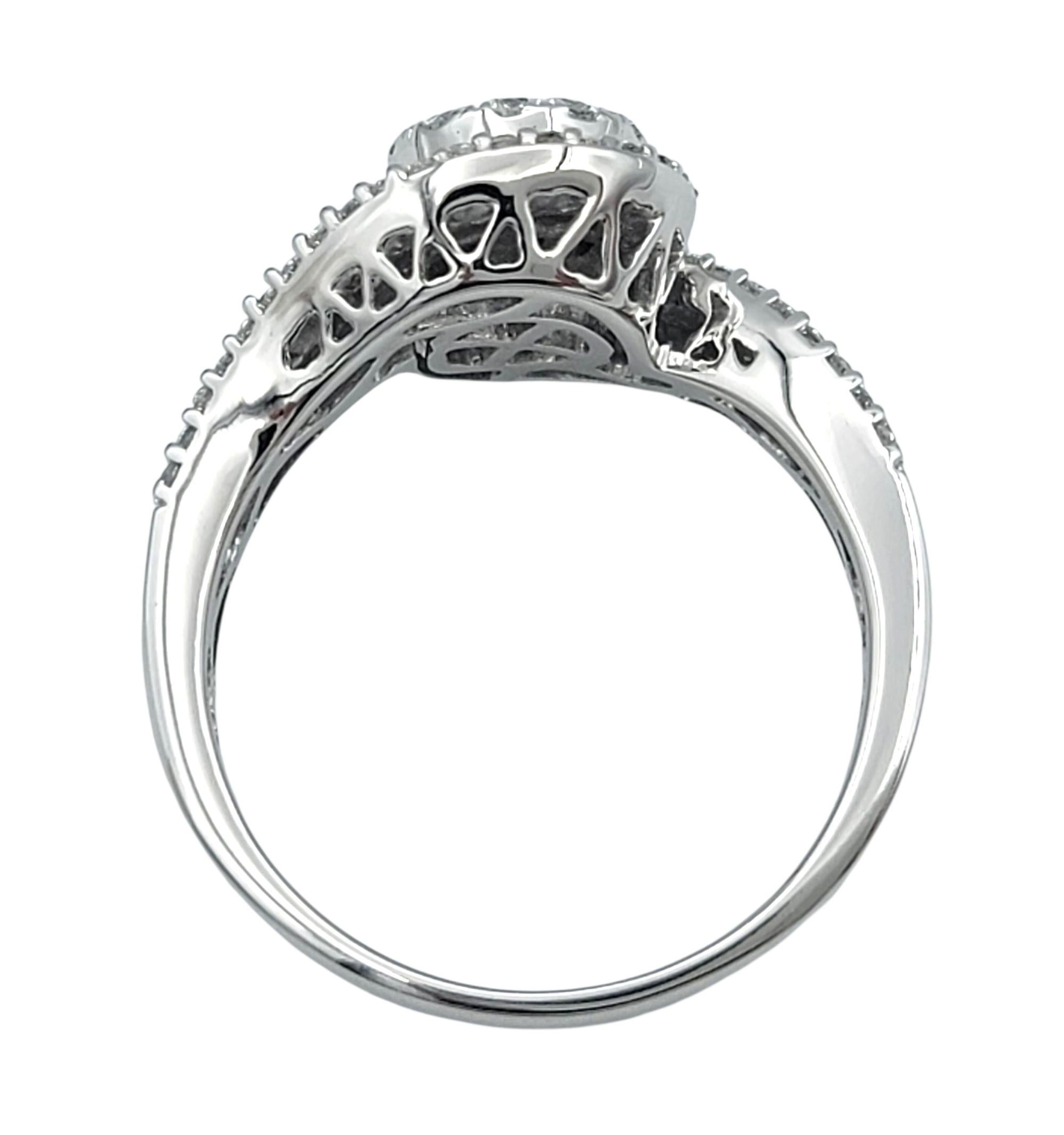 Bague en or blanc 14 carats avec grappe de diamants ronds et baguettes Halo Bypass Pour femmes en vente