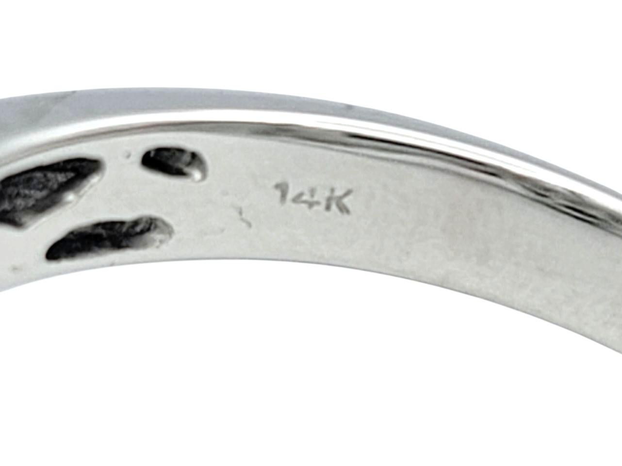 Bague en or blanc 14 carats avec grappe de diamants ronds et baguettes Halo Bypass en vente 1