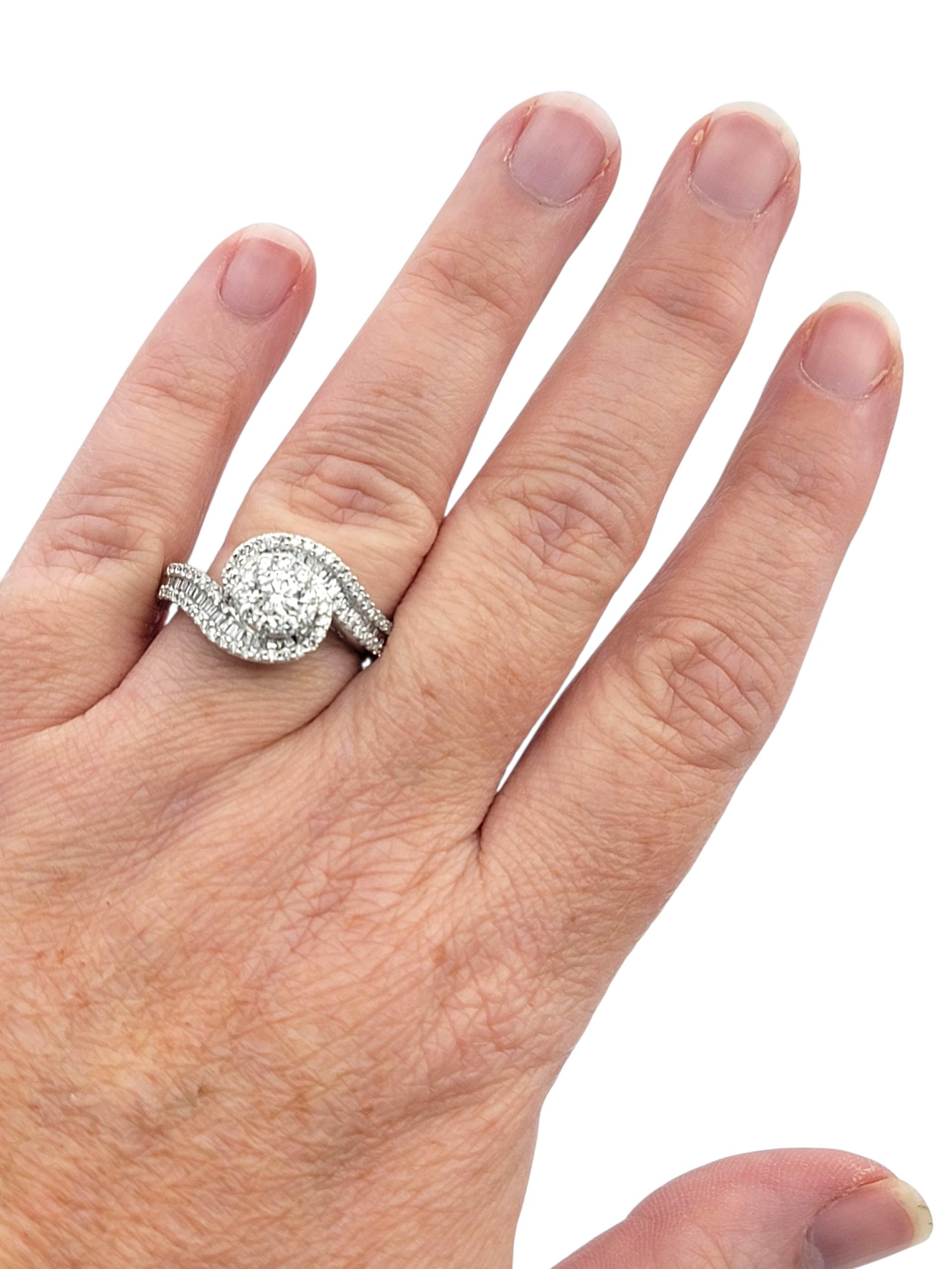 Bague en or blanc 14 carats avec grappe de diamants ronds et baguettes Halo Bypass en vente 2