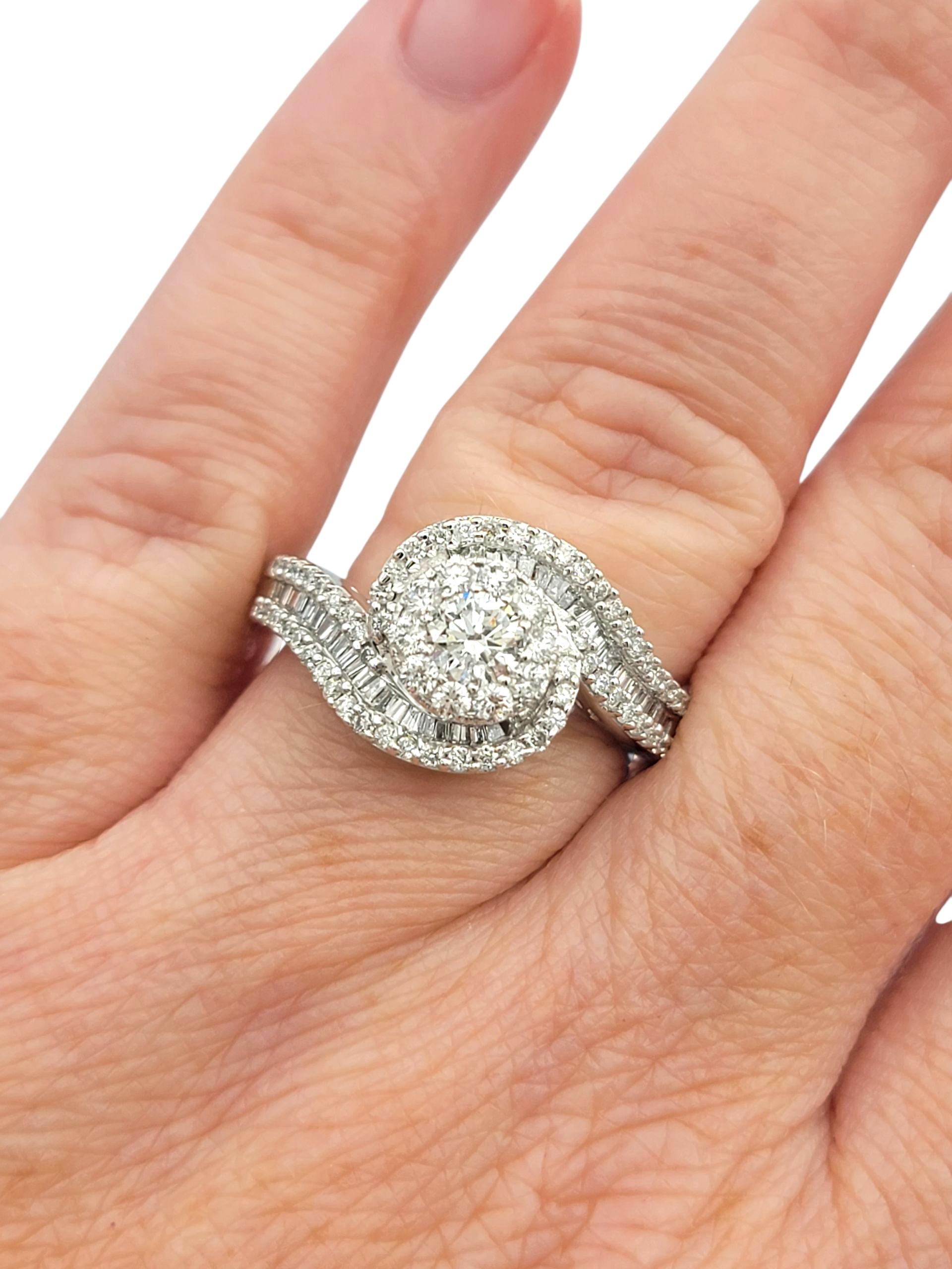 Bague en or blanc 14 carats avec grappe de diamants ronds et baguettes Halo Bypass en vente 3