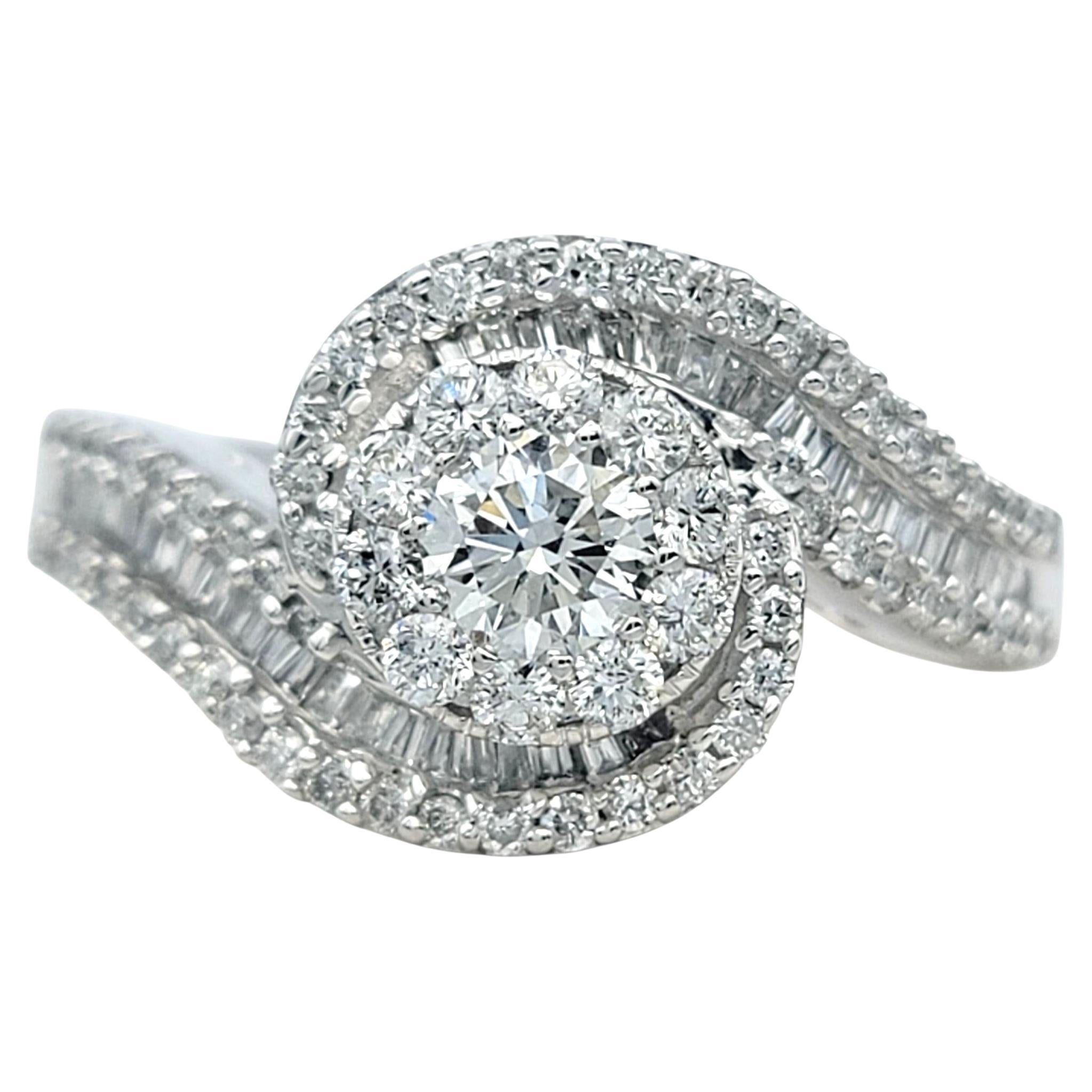 Anello stile bypass con cluster di diamanti rotondi e baguette in oro bianco 14 carati