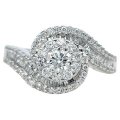 Bague en or blanc 14 carats avec grappe de diamants ronds et baguettes Halo Bypass